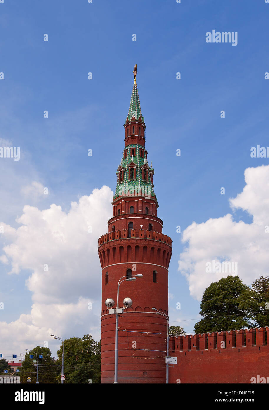 Torre Vodovzvodnaya (circa 1488) di Moscow Kremlin parete. Sito del Patrimonio mondiale dell'UNESCO. Vista dal fiume Moskva Foto Stock