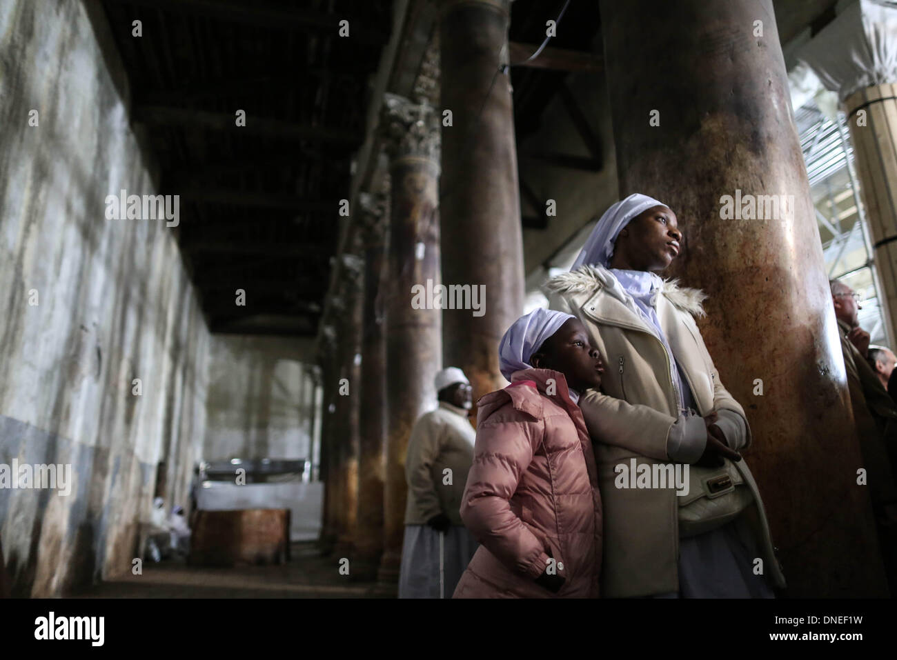 Betlemme, i cristiani credono Vergine Maria diede alla luce Gesù. 24 dicembre, 2013. Pellegrini pregano nella grotta, dove i cristiani credono Vergine Maria diede alla luce Gesù, prima della annuale processione di Natale nella chiesa della Natività in Cisgiordania città di Betlemme, 24 dic. 2013. Migliaia di pellegrini cristiani riuniti a Betlemme la Piazza della Mangiatoia per celebrare il Natale. Credito: Fadi Arouri/Xinhua/Alamy Live News Foto Stock