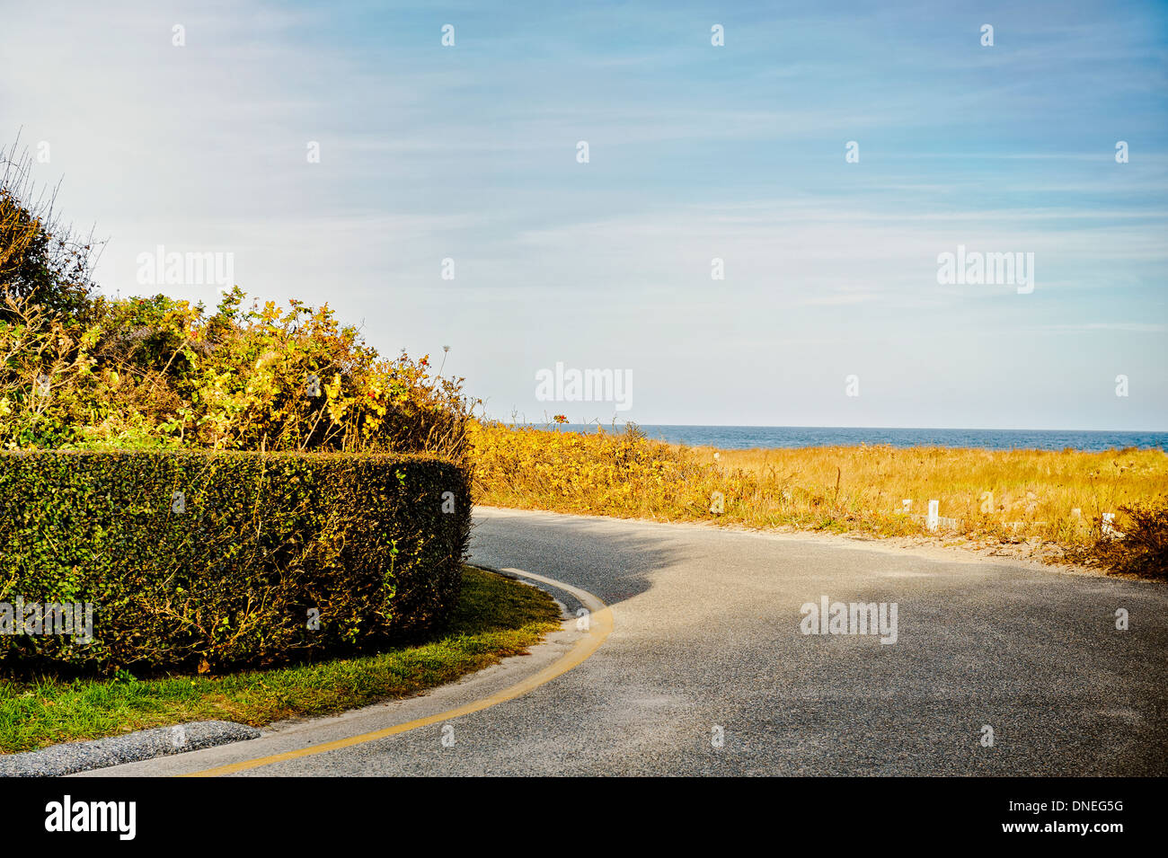 Vista dell'oceano dalla strada di un paese in caduta su Nantucket Cape Cod Massachusetts con copia spazio e vintage retrò. Foto Stock