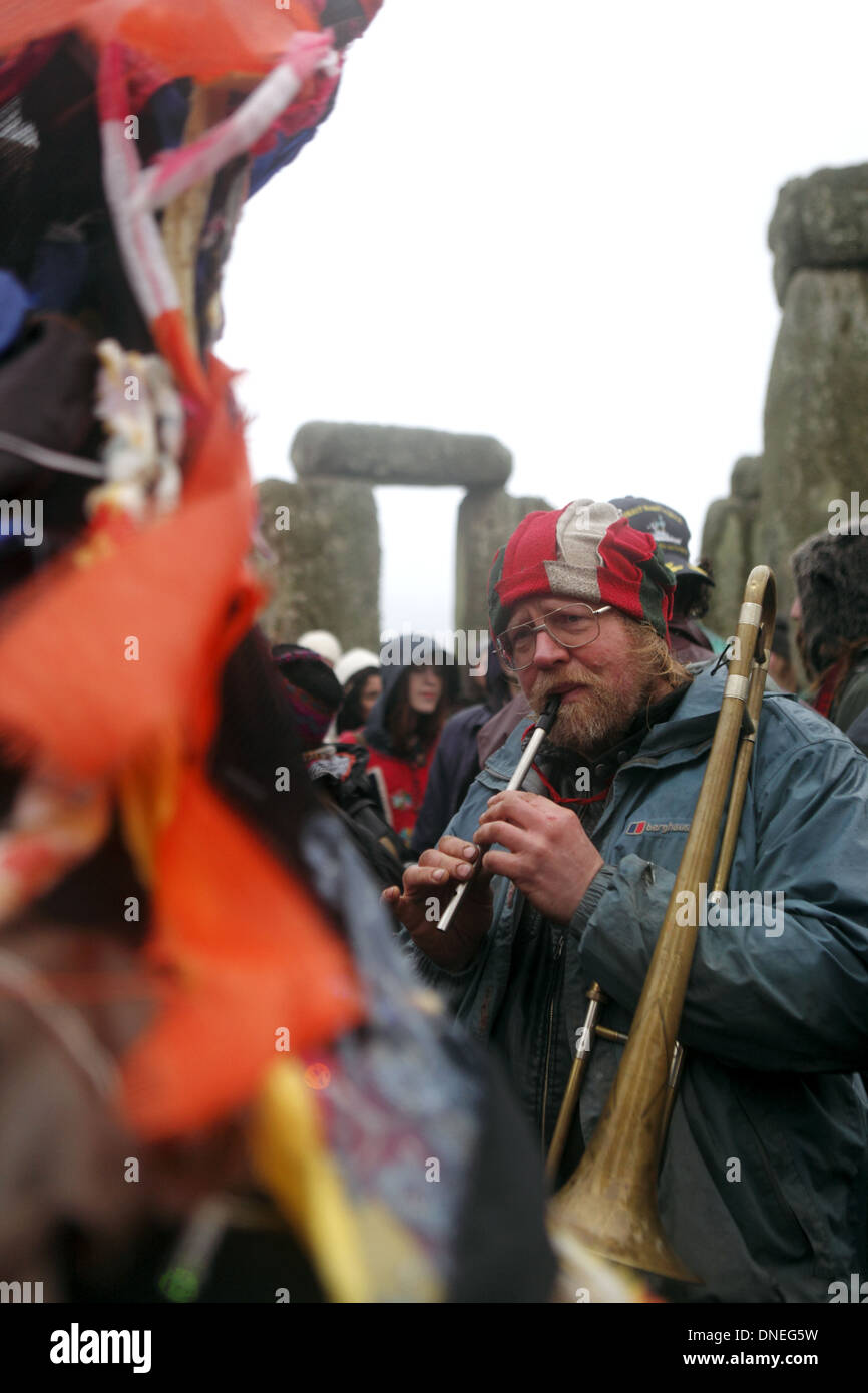 Solstizio d'inverno celebrazioni durante il sunrise a Stonehenge Sito Patrimonio Mondiale dell'UNESCO, England, Regno Unito Foto Stock