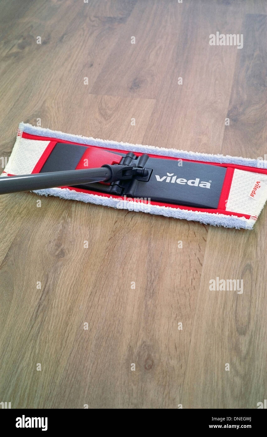 Mocio Vileda spandimento un effetto faggio pavimento vinilico Foto Stock