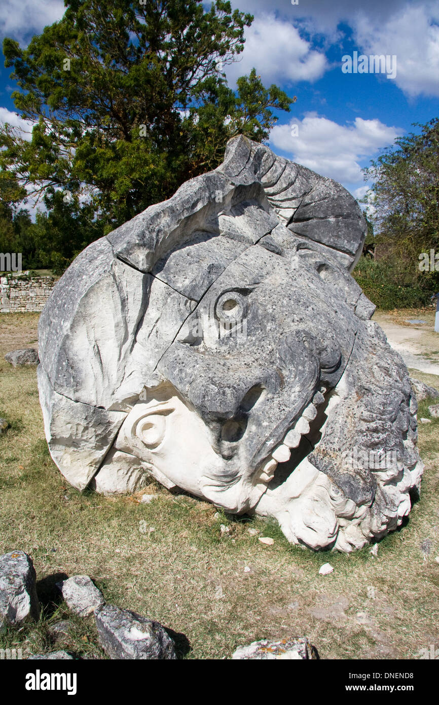 La scultura scolpita nel 2000, raffiguranti Geoffrey la Grand'Dent all Abbazia di San Pietro di Maillezais, della Vandea, Francia Foto Stock