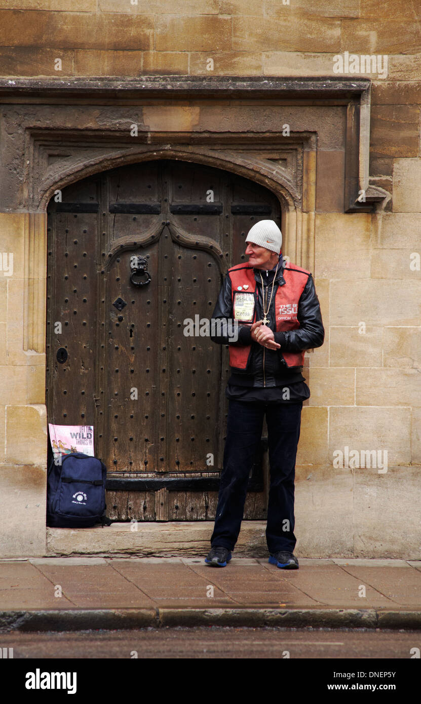 The Big Issue Official Vendor at Oxford, Oxfordshire UK nel mese di maggio Foto Stock