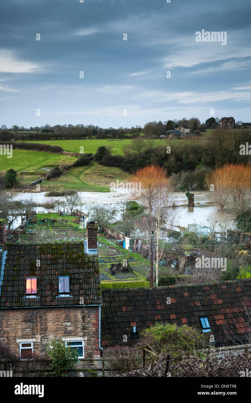 Malmesbury, Wiltshire, Regno Unito. 24 dicembre, 2013. La Vigilia di Natale dopo forti tempeste ha colpito il Regno Unito. Nel Wiltshire cittadina collinare di Malmesbury, il fiume Avon burst si tratta di banche e di un torrente di inondazione gare attraverso il già saturo floodplain. Lo scorso anno in questo periodo Malmesbury subì gravi inondazioni rendendo le notizie nazionali. Credito: Terry Mathews/Alamy Live News Foto Stock