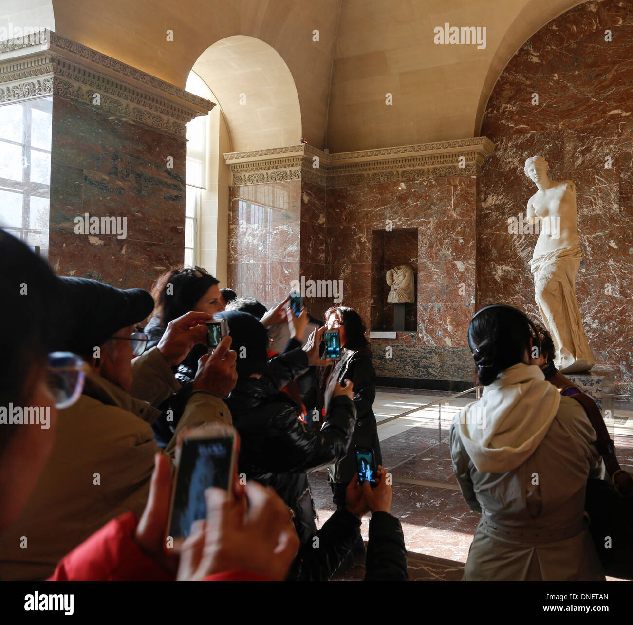 Le persone che assumono le foto davanti alla Venere di Milo scultura di Alexandros di Antiochia, Museo del Louvre, Parigi, Francia Foto Stock