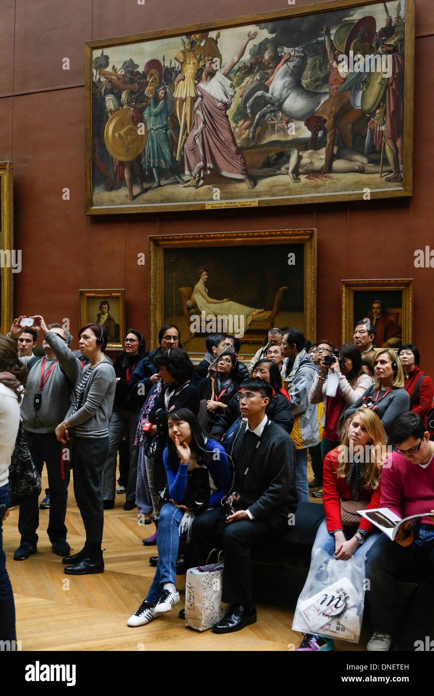 I turisti in Grand Gallery, il museo del Louvre, Parigi Francia Foto Stock