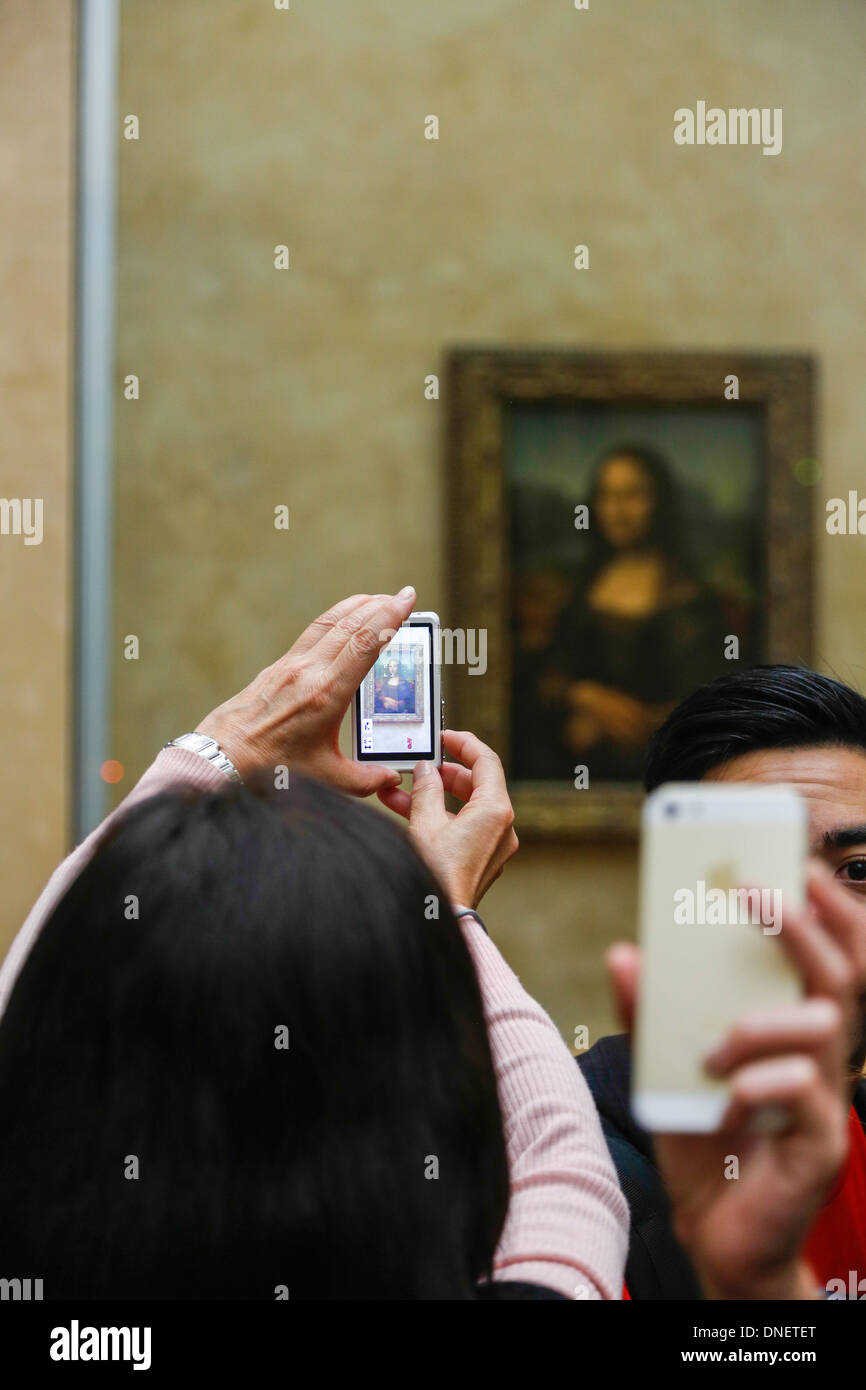 Le persone che la foto di fronte al dipinto La Gioconda di Leonardo da Vinci, il museo del Louvre, Parigi, Francia Foto Stock
