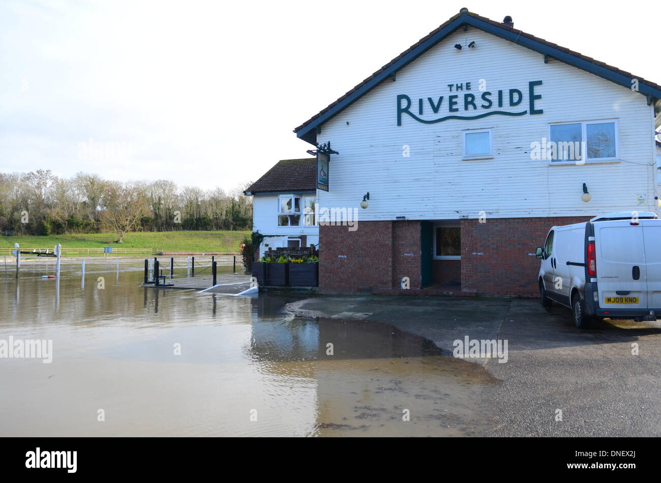 Keynsham, Somerset, Regno Unito. Il 24 dicembre 2013. Il Riverside Restaurant a Keynsham Weir, nr Bristol nel Regno Unito dopo una notte di tempesta Credit: Robert Timoney/Alamy Live News Foto Stock