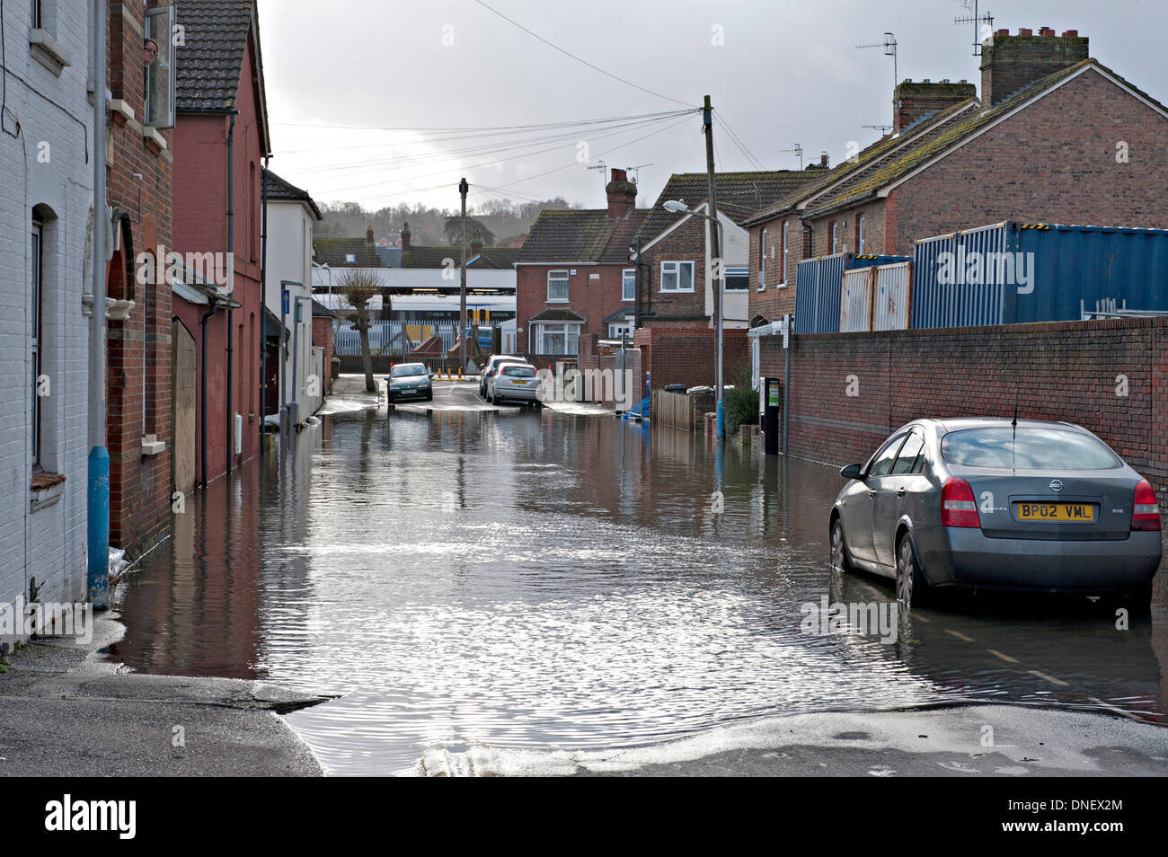 Tonbridge, Kent, Regno Unito 24 dicembre 2013. Il fiume Medway inondazioni una strada locale Credito: Patrick nairne/Alamy Live News Foto Stock