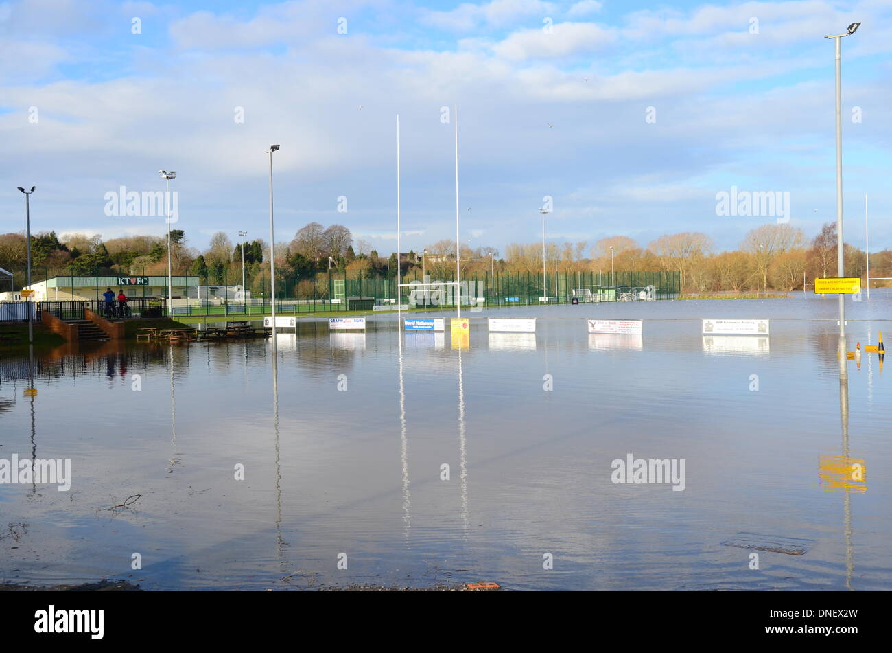 Keynsham, Somerset, Regno Unito. Il 24 dicembre 2013. Keynsham Rugby Football Club campi di gioco completamente allagati dopo una notte di tempesta ha colpito il Regno Unito Credit: Robert Timoney/Alamy Live News Foto Stock