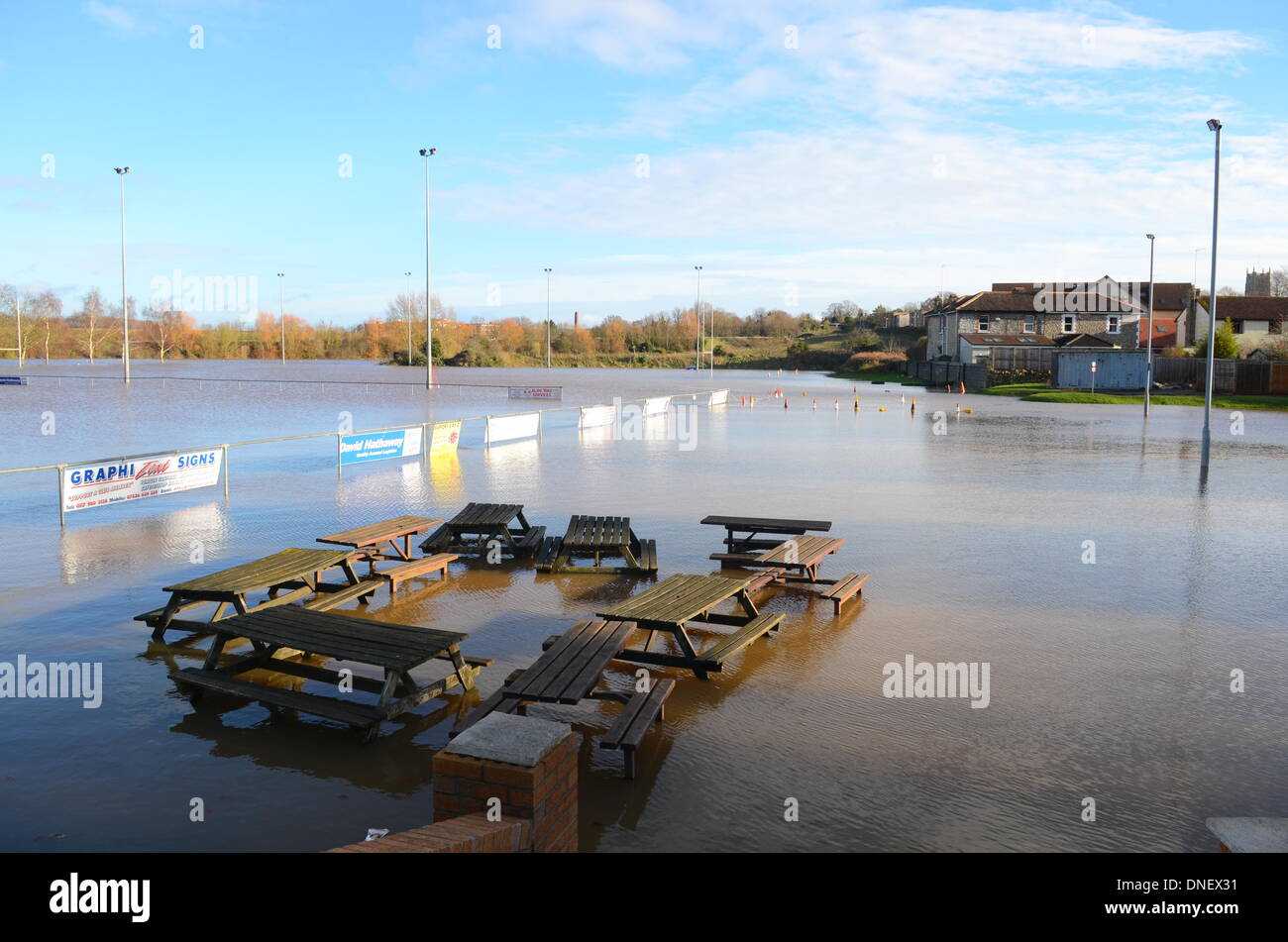 Keynsham, Somerset, Regno Unito. Il 24 dicembre 2013. Keynsham Rugby Football Club campi di gioco completamente allagati dopo una notte di tempesta ha colpito il Regno Unito Credit: Robert Timoney/Alamy Live News Foto Stock