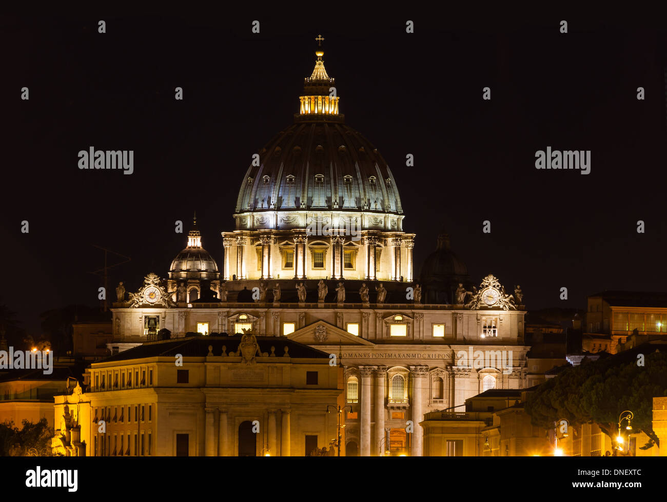 La Basilica di San Pietro, Vista notte, da Umberto I bridge, Roma, Italia Foto Stock