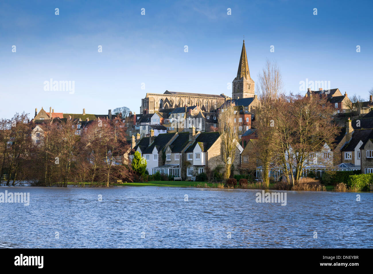 Malmesbury, Wiltshire, Regno Unito. 24 dicembre, 2013. La Vigilia di Natale dopo forti tempeste ha colpito il Regno Unito. Nel Wiltshire cittadina collinare di Malmesbury, il fiume Avon burst si tratta di banche e di un torrente di inondazione gare attraverso il già saturo floodplain. Lo scorso anno in questo periodo Malmesbury subì gravi inondazioni rendendo le notizie nazionali. Credito: Terry Mathews/Alamy Live News Foto Stock