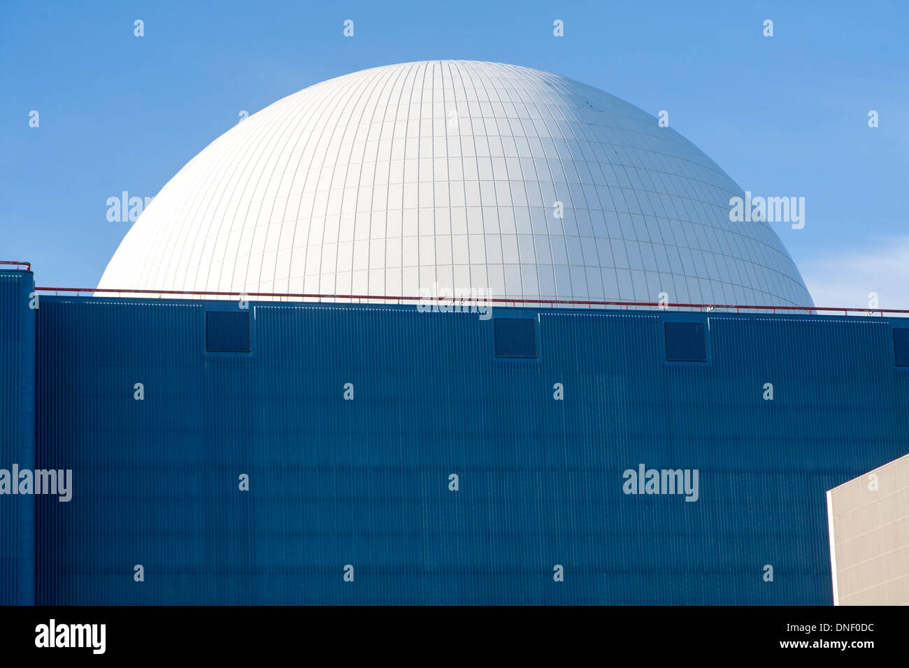 Cupola di colore bianco di PWR centrale nucleare di Sizewell B vicino a Leiston, Suffolk, Inghilterra Foto Stock