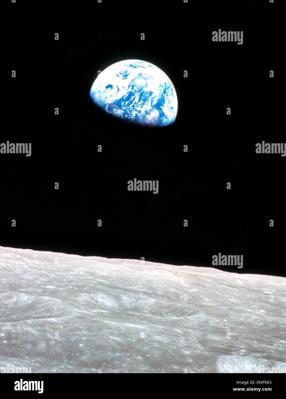 Vista della Terra con l orizzonte lunare presi da Apollo 8 astronauta William Anders come il modulo di comando arrotondato al lato più distante della luna sul dicembre 24, 1968. L'immagine noto come Earthrise è stata la prima immagine della Terra dallo spazio profondo e celebra 45 anni di Dicembre 24, 2013. Foto Stock