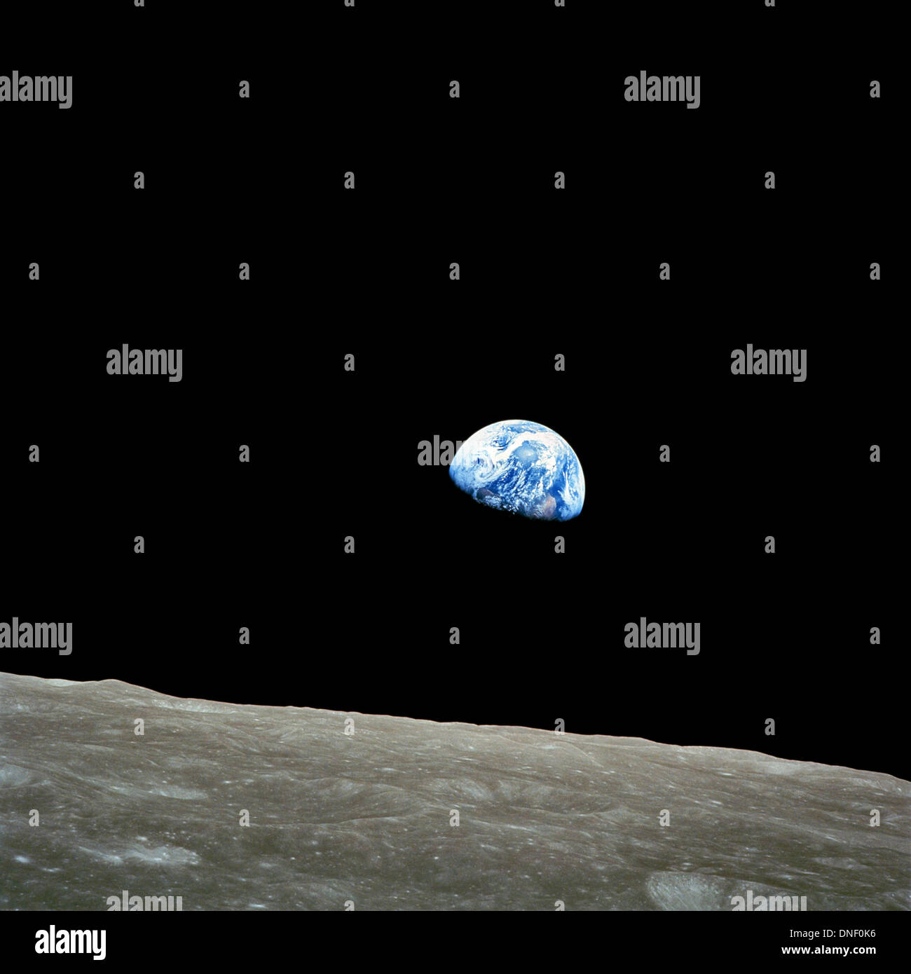 Vista della Terra con l orizzonte lunare presi da Apollo 8 astronauta William Anders come il modulo di comando arrotondato al lato più distante della luna sul dicembre 24, 1968. L'immagine noto come Earthrise è stata la prima immagine della Terra dallo spazio profondo e celebra 45 anni di Dicembre 24, 2013. Foto Stock