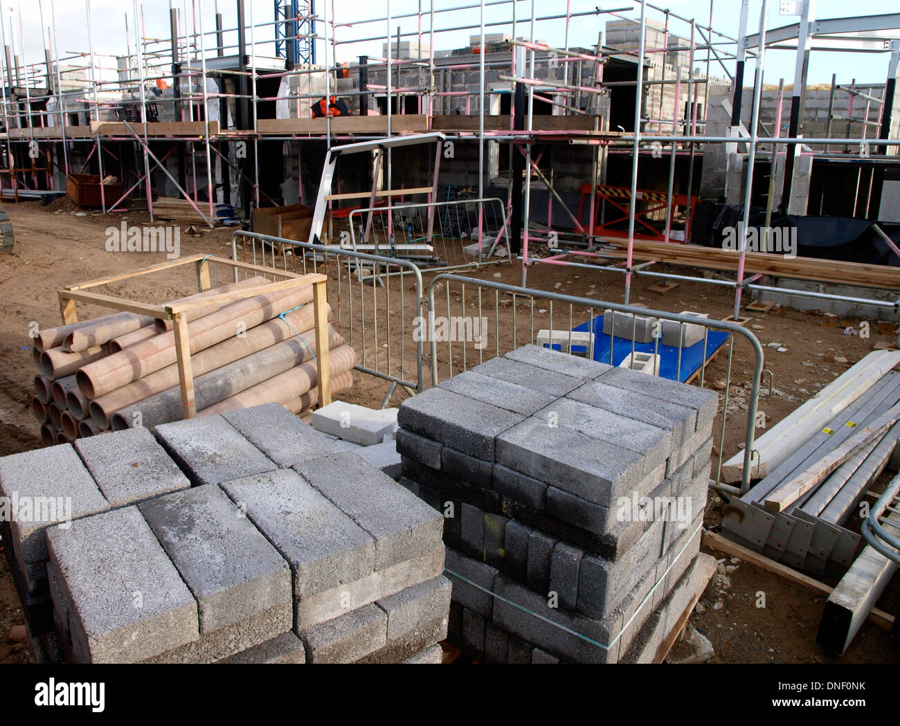 I blocchi di calcestruzzo su un sito di costruzione, Bude, Cornwall, Regno Unito Foto Stock