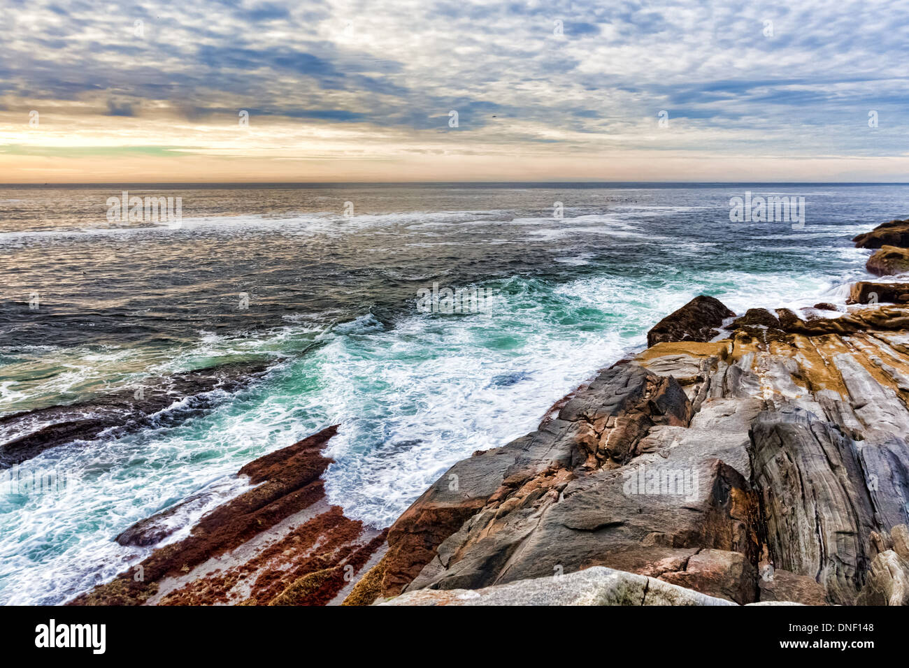 Vista la colorata sporgenze rocciose con l'oceano sullo sfondo di sunrise nel punto Pemaquid, Maine Foto Stock