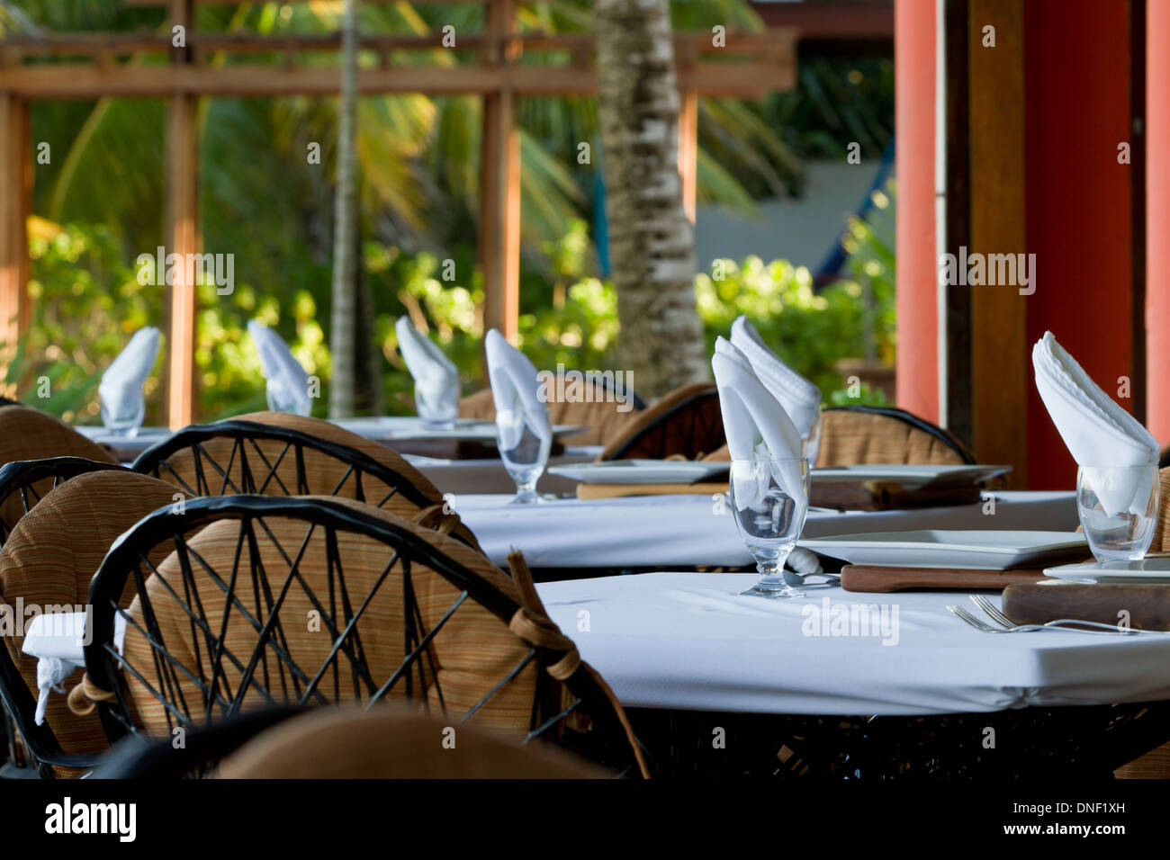 Sala da pranzo esterna, tabelle impostato nel pomeriggio in spiaggia tropicale del Belize Foto Stock