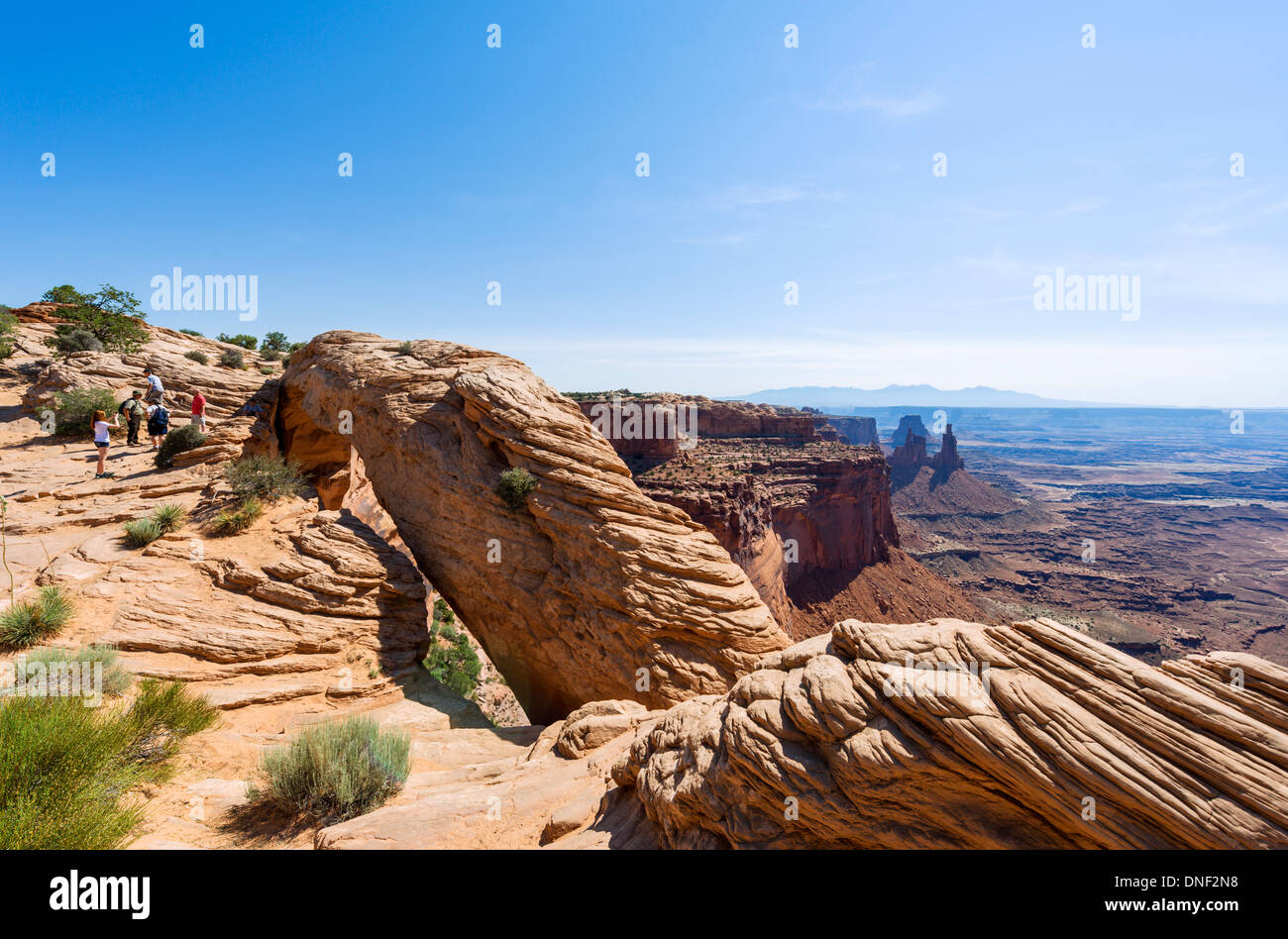 I turisti a Mesa Arch, Island in the Sky, il Parco Nazionale di Canyonlands, Utah, Stati Uniti d'America Foto Stock