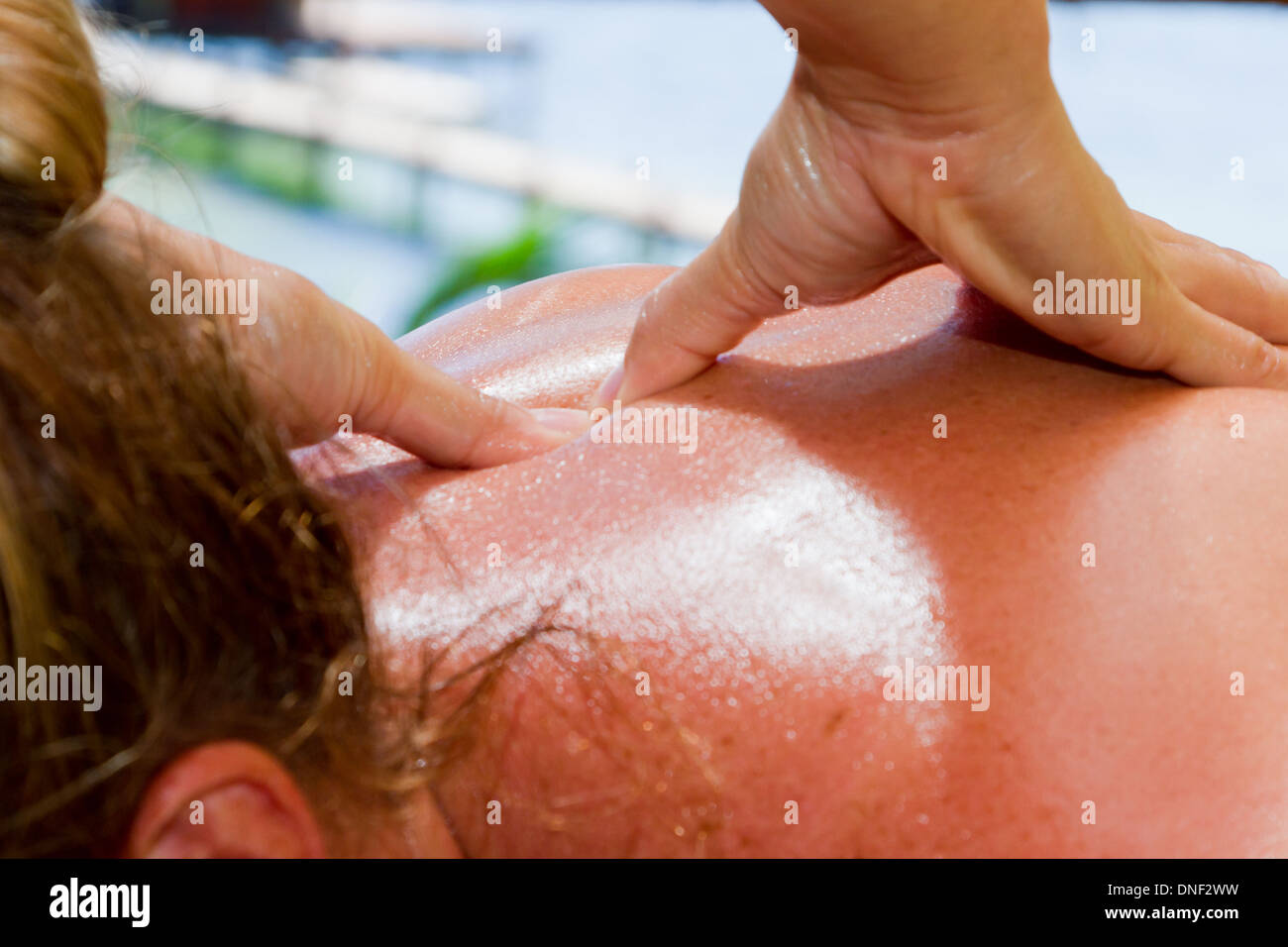 La donna caucasica su una vacanza tropicale ricevere un massaggio di tutto il corpo Foto Stock