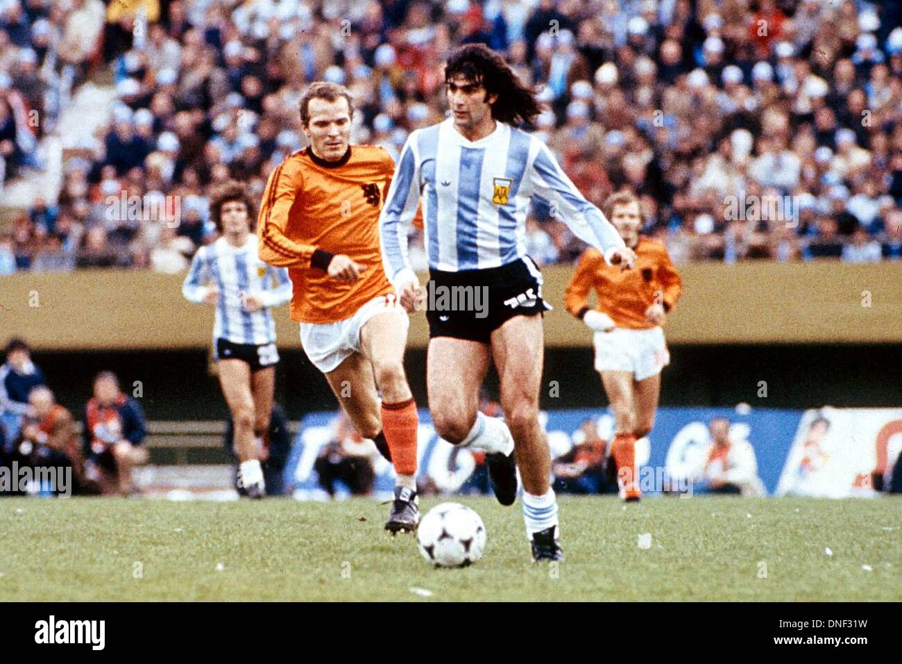 25.06.1978 Buenos Aires Argentina. Mario Kempes (Argentina) sfidato da Willy van de Kerkhof (Olanda) Coppa del mondo 1978. L'Argentina contro l'Olanda terminò 3:1, contro l'Argentina Foto Stock