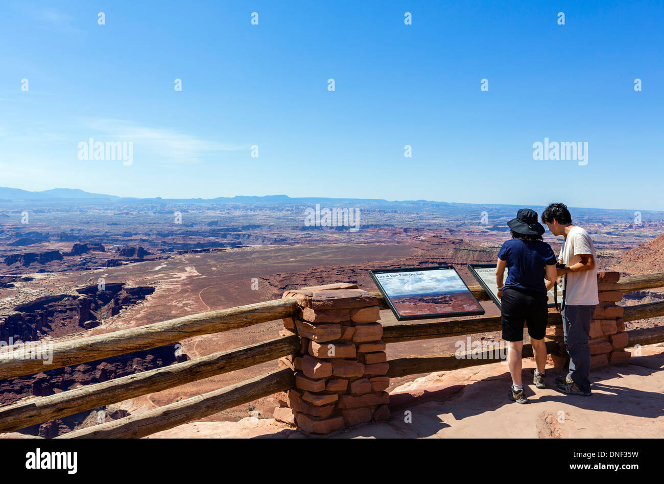 I turisti al Grand View Point si affacciano, Island in the Sky, il Parco Nazionale di Canyonlands, Utah, Stati Uniti d'America Foto Stock