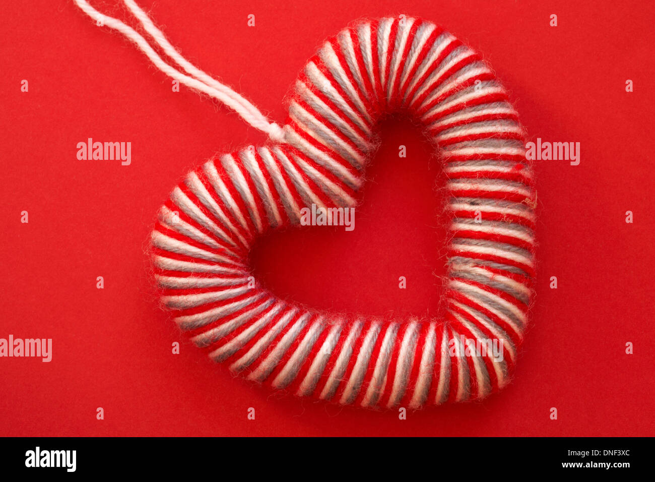 Appendere decorazione di cuore su sfondo rosso pronto per il giorno di San Valentino, il giorno di San Valentino Foto Stock