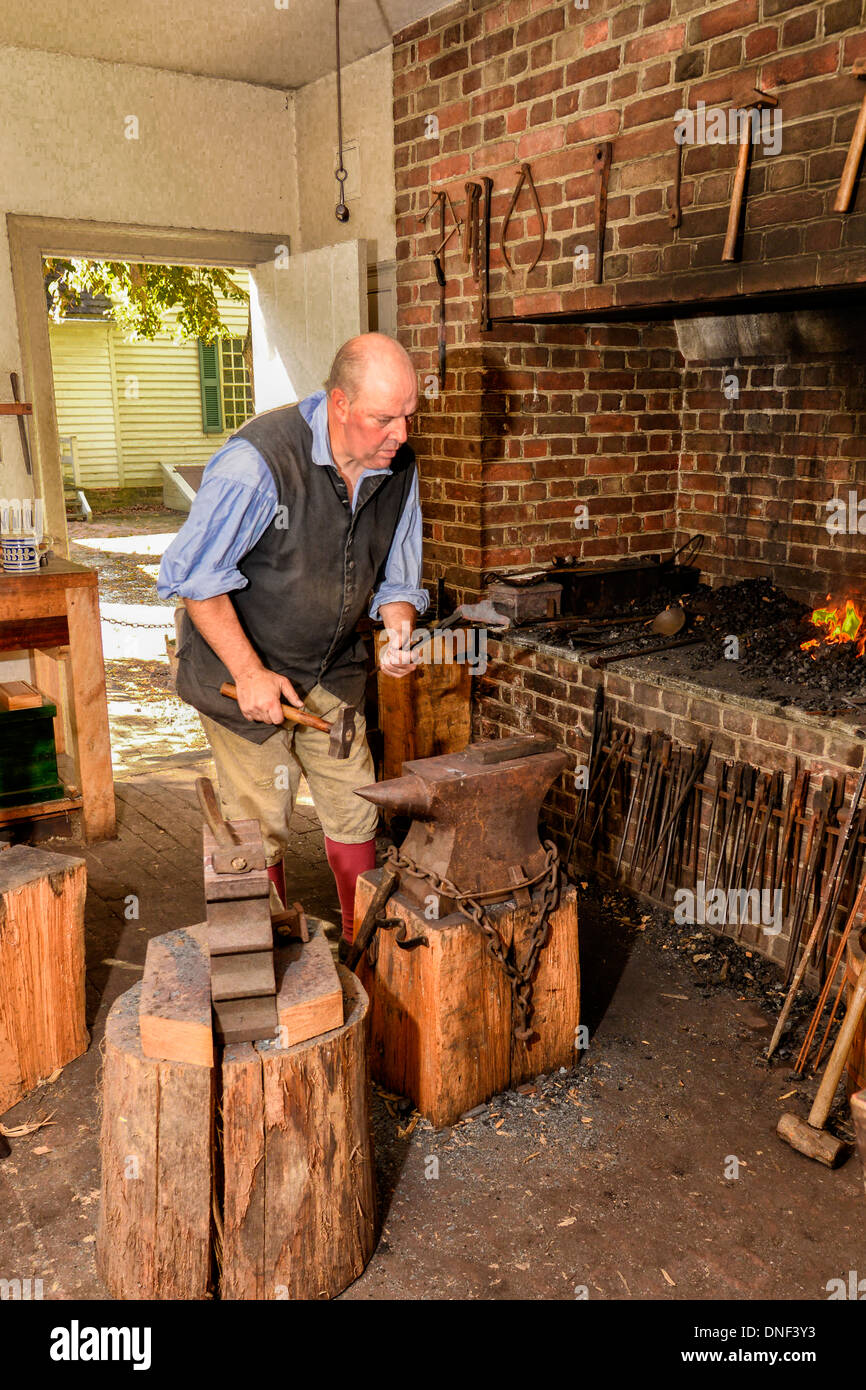 Williamsburg Coloniale armaiolo al lavoro in negozio rendendo il periodo coloniale armi da fuoco con autentico 18 secolo gli strumenti di stile e metodi Foto Stock