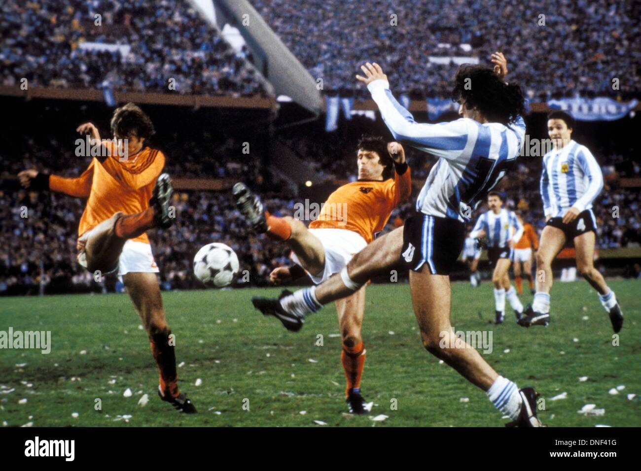 25.06.1978 Buenos Aires Argentina. Jan Poortvliet (Olanda) e Wim Suurbier (Olanda) sfidano Mario Kempes (Argentina) Coppa del mondo 1978. L'Argentina contro l'Olanda ha concluso 3:1 Foto Stock