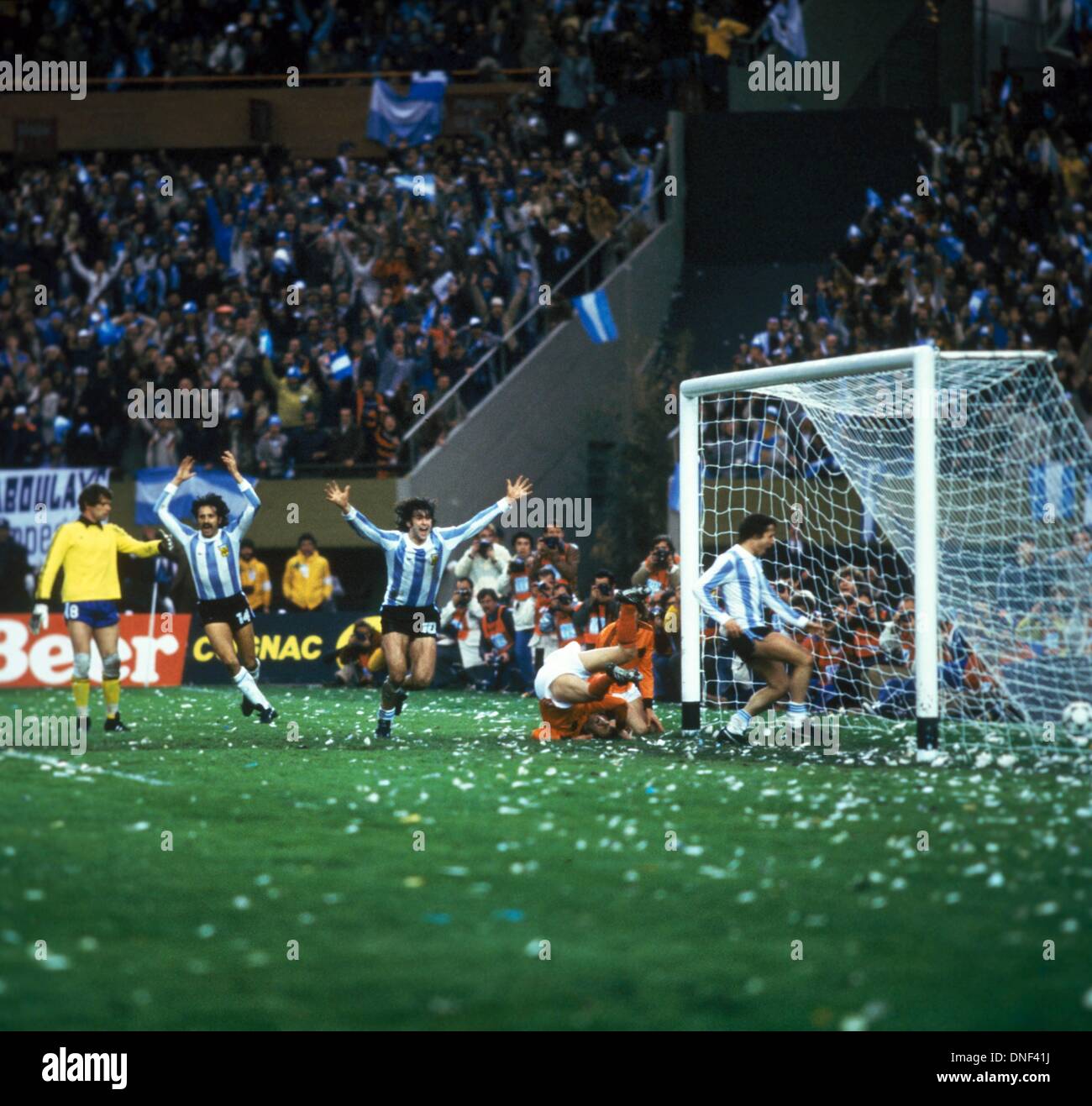 25.06.1978 Buenos Aires Argentina. Mario Kempes, Daniel Bertoni e Leopoldo Luque (Argentina) celebrano il loro gol nella finale di Coppa del mondo 1978. Foto Stock