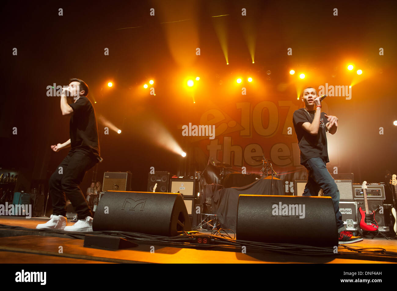 Cimorelli ,emblema3 ,Fall Out Boy, panico in discoteca e Kalin e Myles eseguire a Jingle Ball 2013 Foto Stock