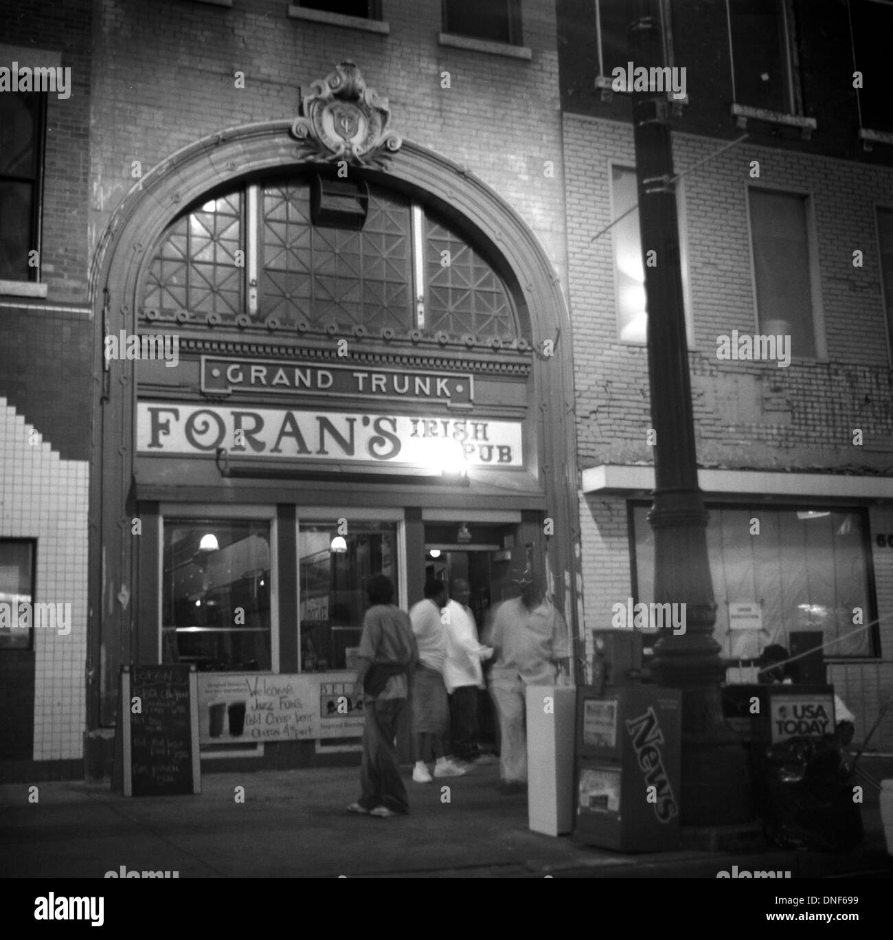 La città di Detroit di notte. Michigan, Stati Uniti d'America. 2006. Medio Formato Ilford Delta 100 Pellicola. Foto Stock