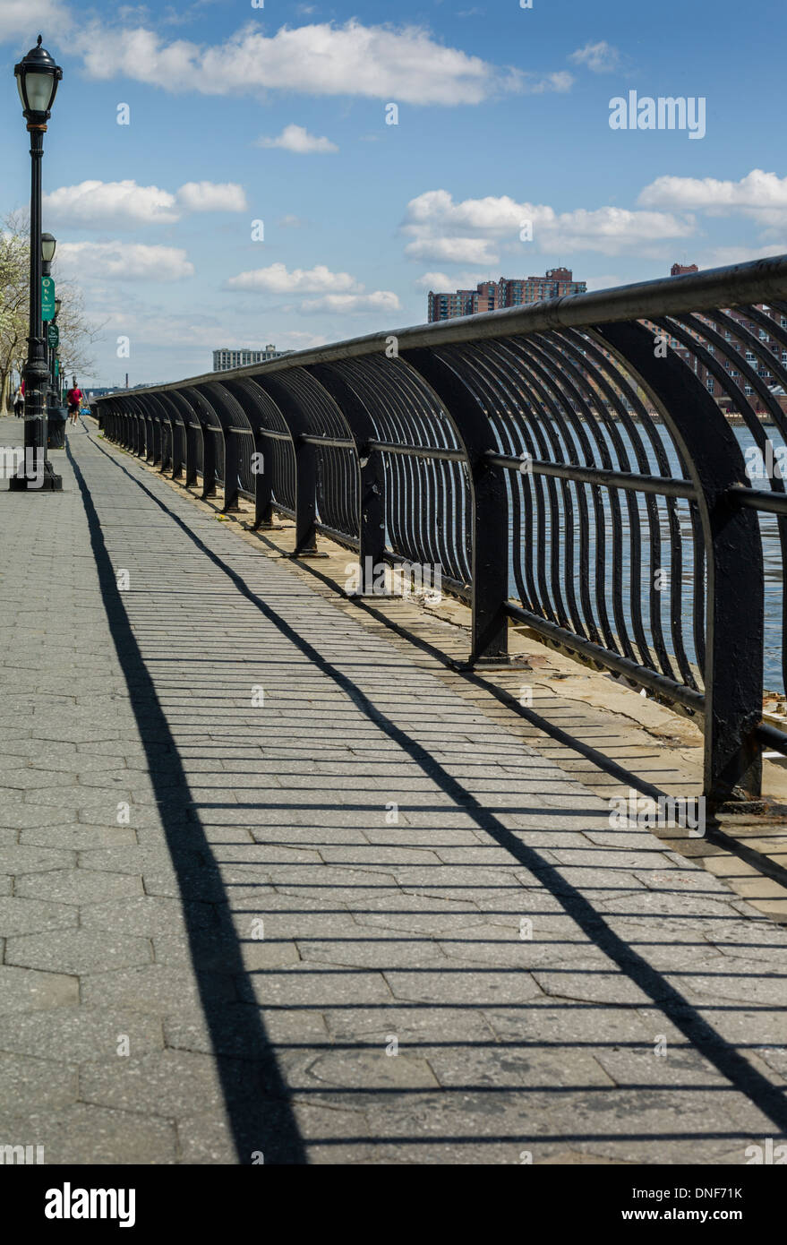 EAST RIVER MARCIAPIEDE DI NEW YORK CITY e NEW YORK Foto Stock