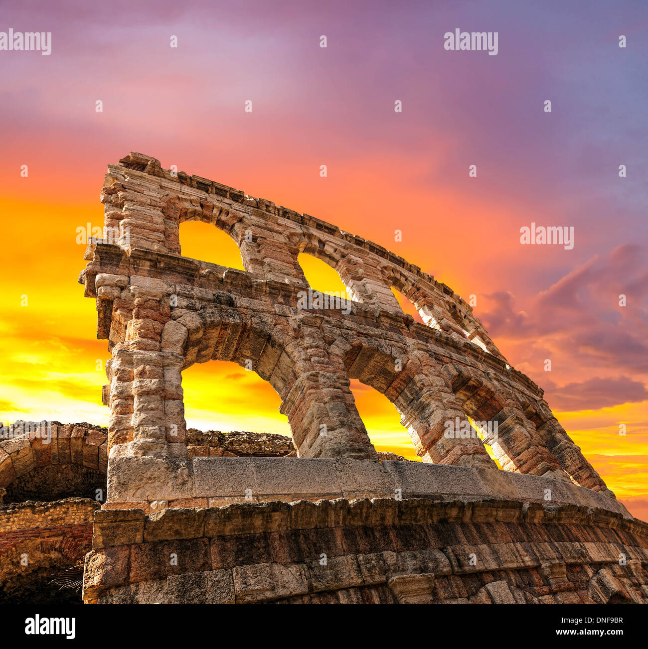 Le rovine dell'antica arena romana a Verona al tramonto. Foto Stock