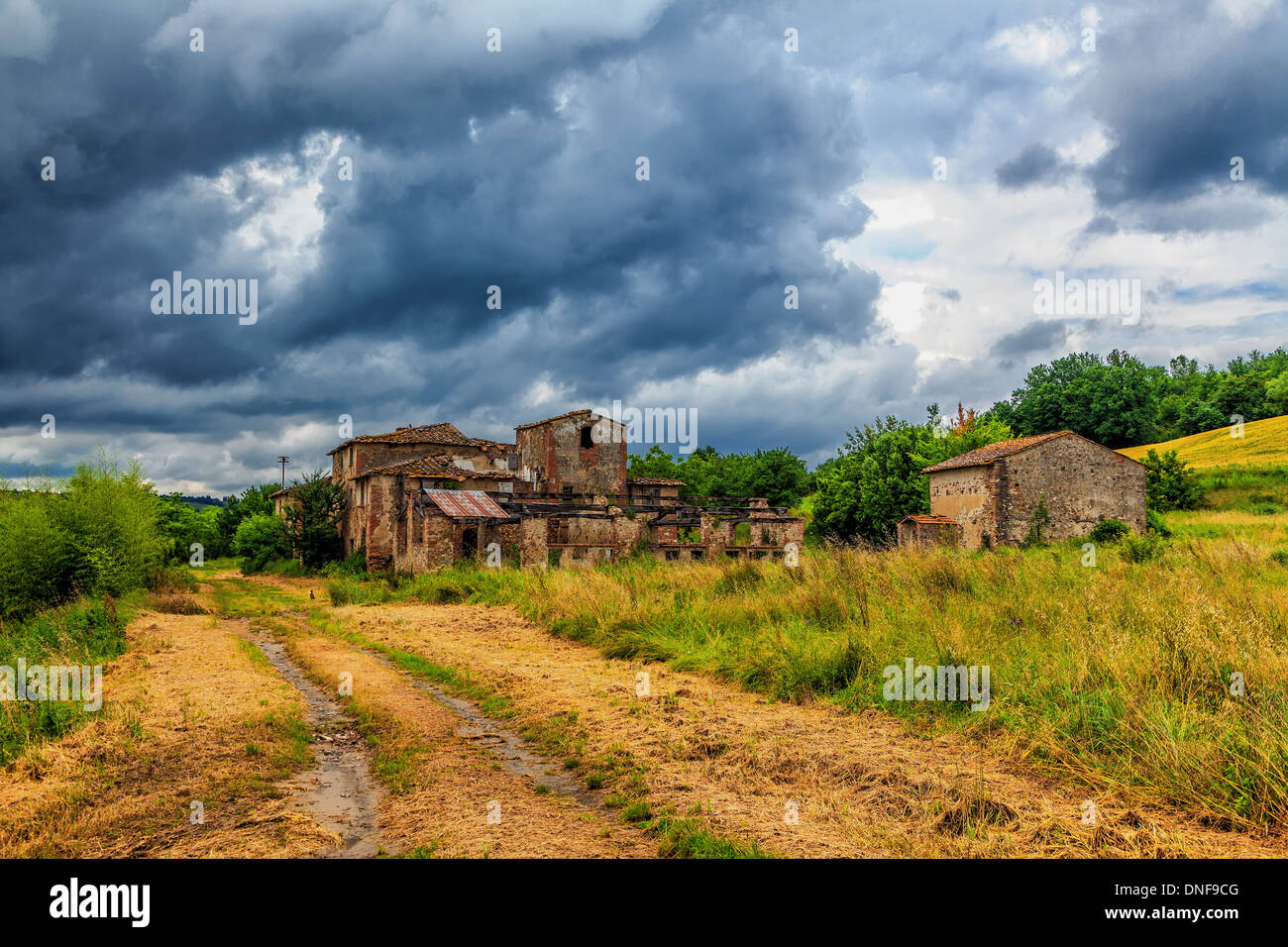 Abbandonato il villaggio in rovina in Toscana. (Immagine HDR) Foto Stock