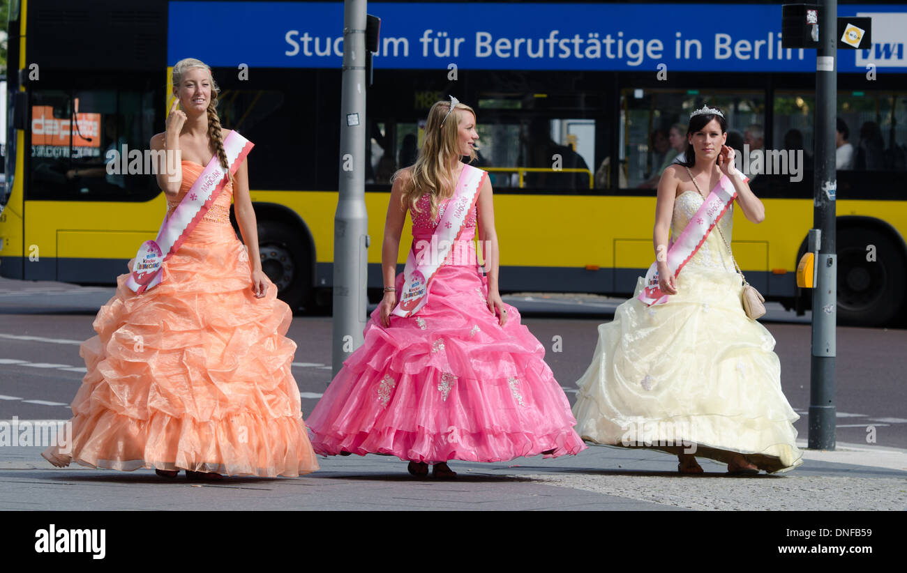 BERLIN 18 ago: kinder sorpresa l'azione commerciale che si svolge su strade di Berlino il 18 agosto 2013 Foto Stock