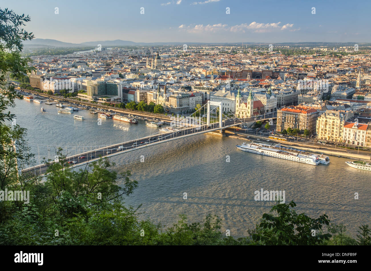 Vista di un ponte sul fiume Danubio a Budapest Foto Stock