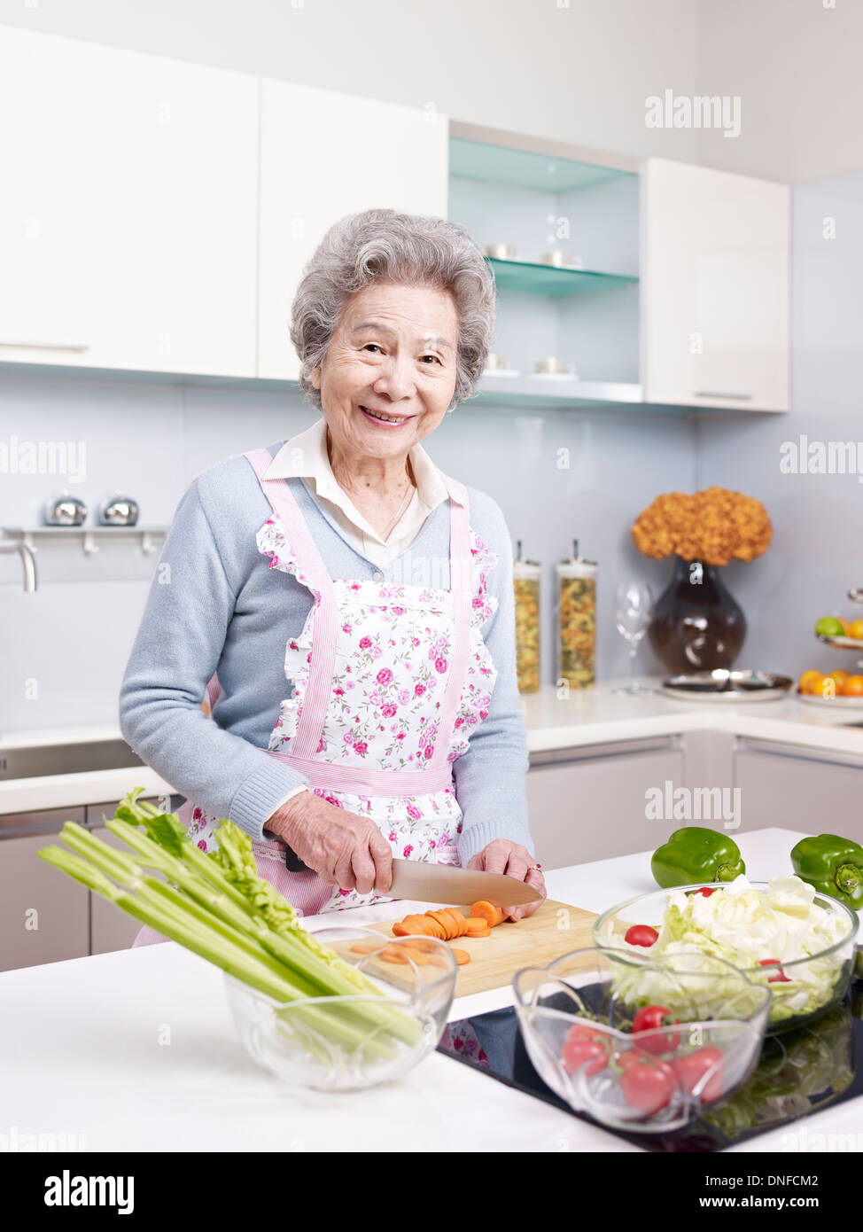 Senior donna in cucina Foto Stock