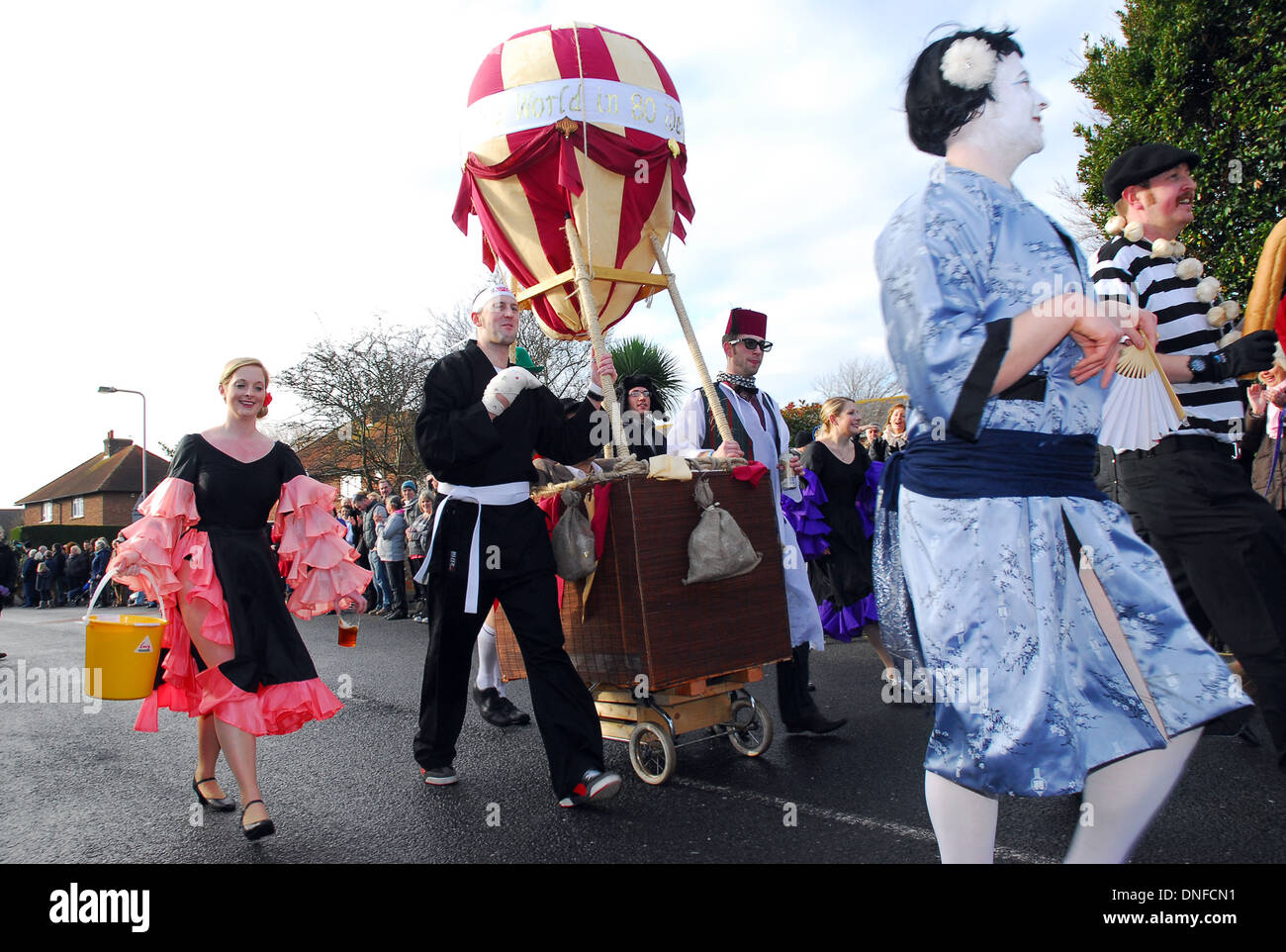 I concorrenti in costume aiutare a spingere un passeggino in una gara di Pagham, West Sussex. Foto Stock I concorrenti in costume aiutare a spingere un passeggino in una gara di Pagham, West Sussex. Foto Stock