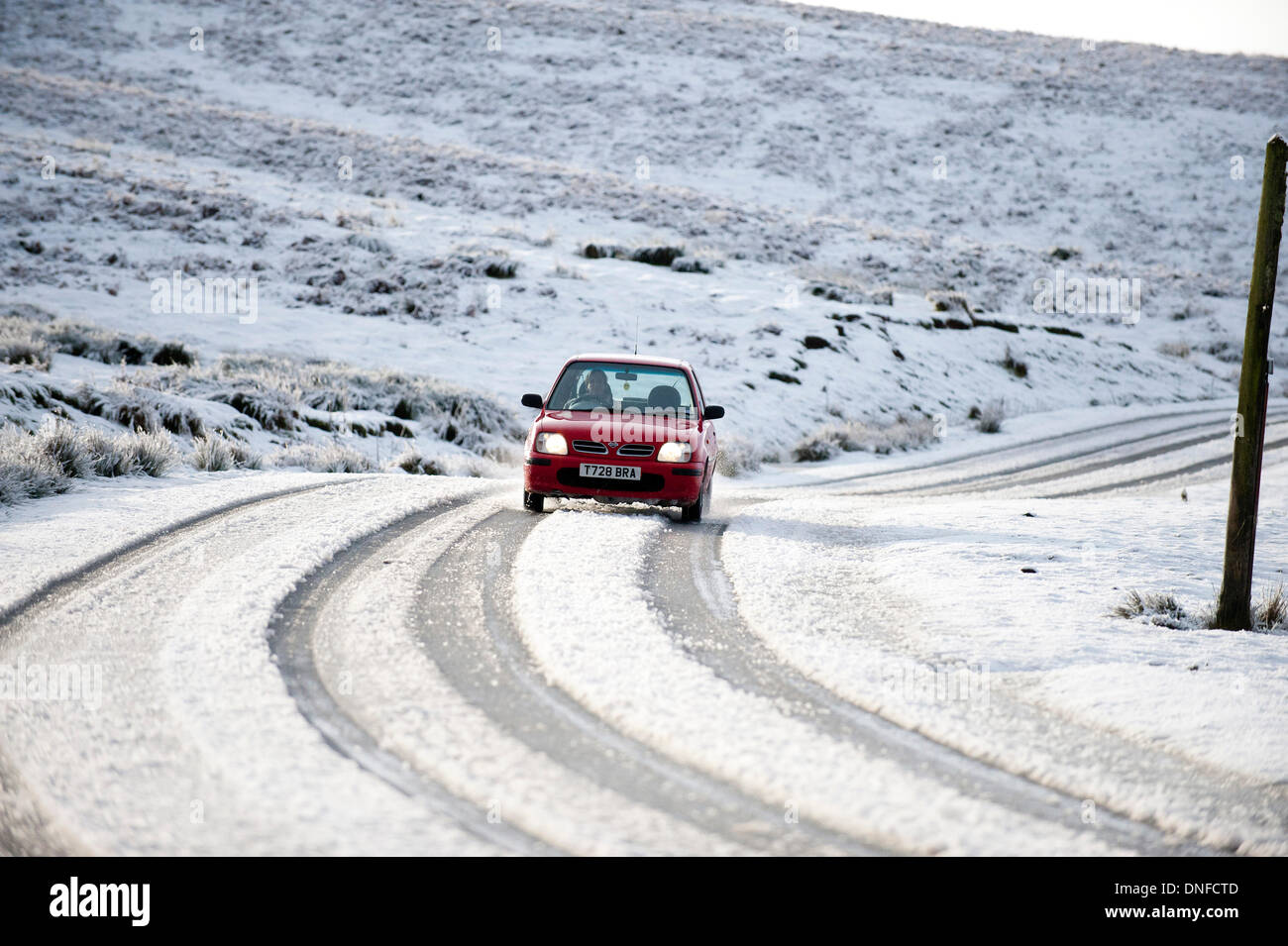 La gamma Epynt, Cambrian Mountains, Powys, Regno Unito. Il 25 dicembre 2013. Driver negoziare la B4520 Brecon road tra Builth Wells e Brecon. Le persone che vivono sulla terra alta in Galles Centrale svegliato da un bianco Natale questa mattina. Credito: Graham M. Lawrence/Alamy Live News. Foto Stock