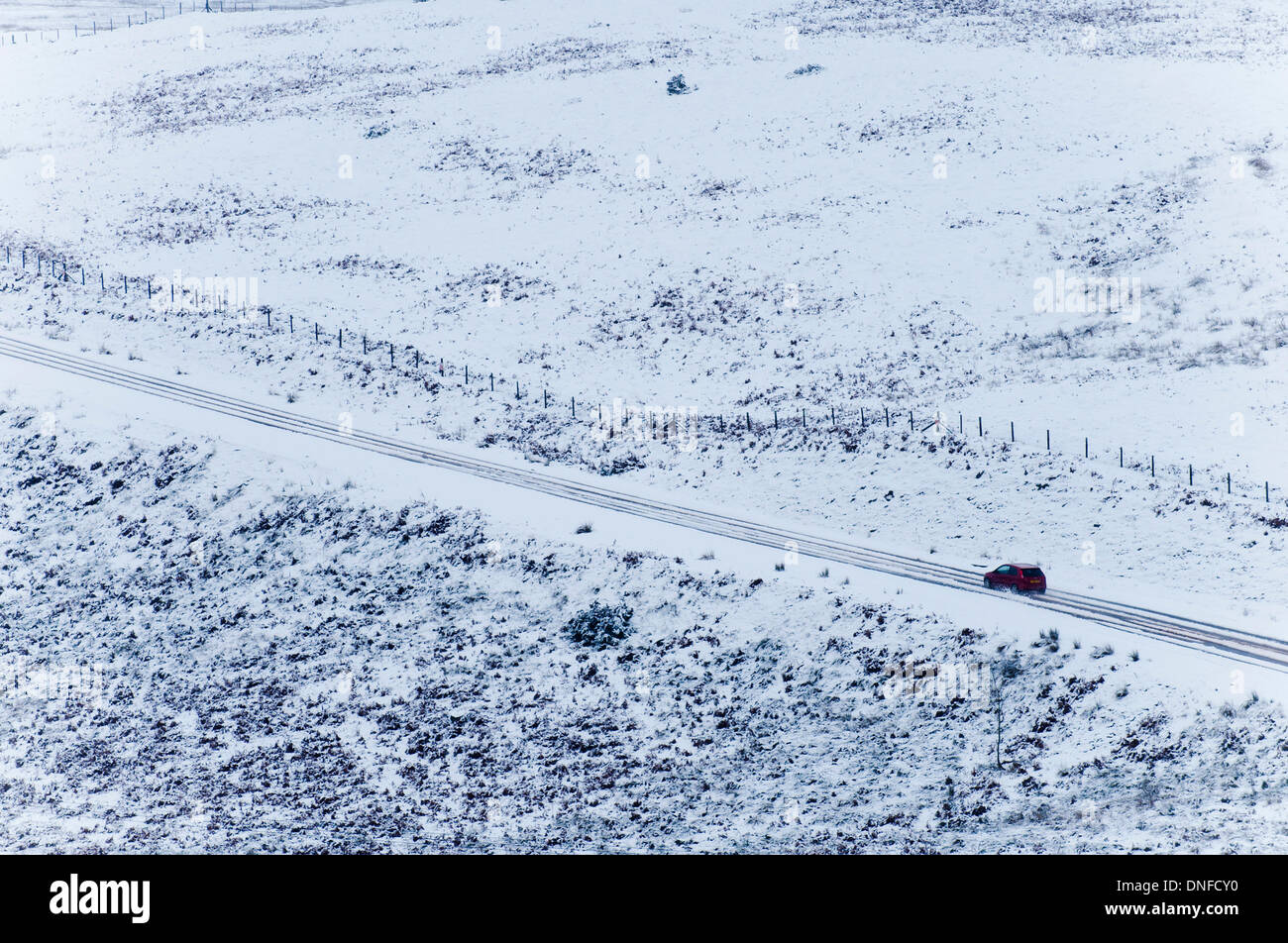 La gamma Epynt, Cambrian Mountains, Powys, Regno Unito. Il 25 dicembre 2013. Driver negoziare la B4520 Brecon road tra Builth Wells e Brecon. Le persone che vivono sulla terra alta in Galles Centrale svegliato da un bianco Natale questa mattina. Credito: Graham M. Lawrence/Alamy Live News. Foto Stock