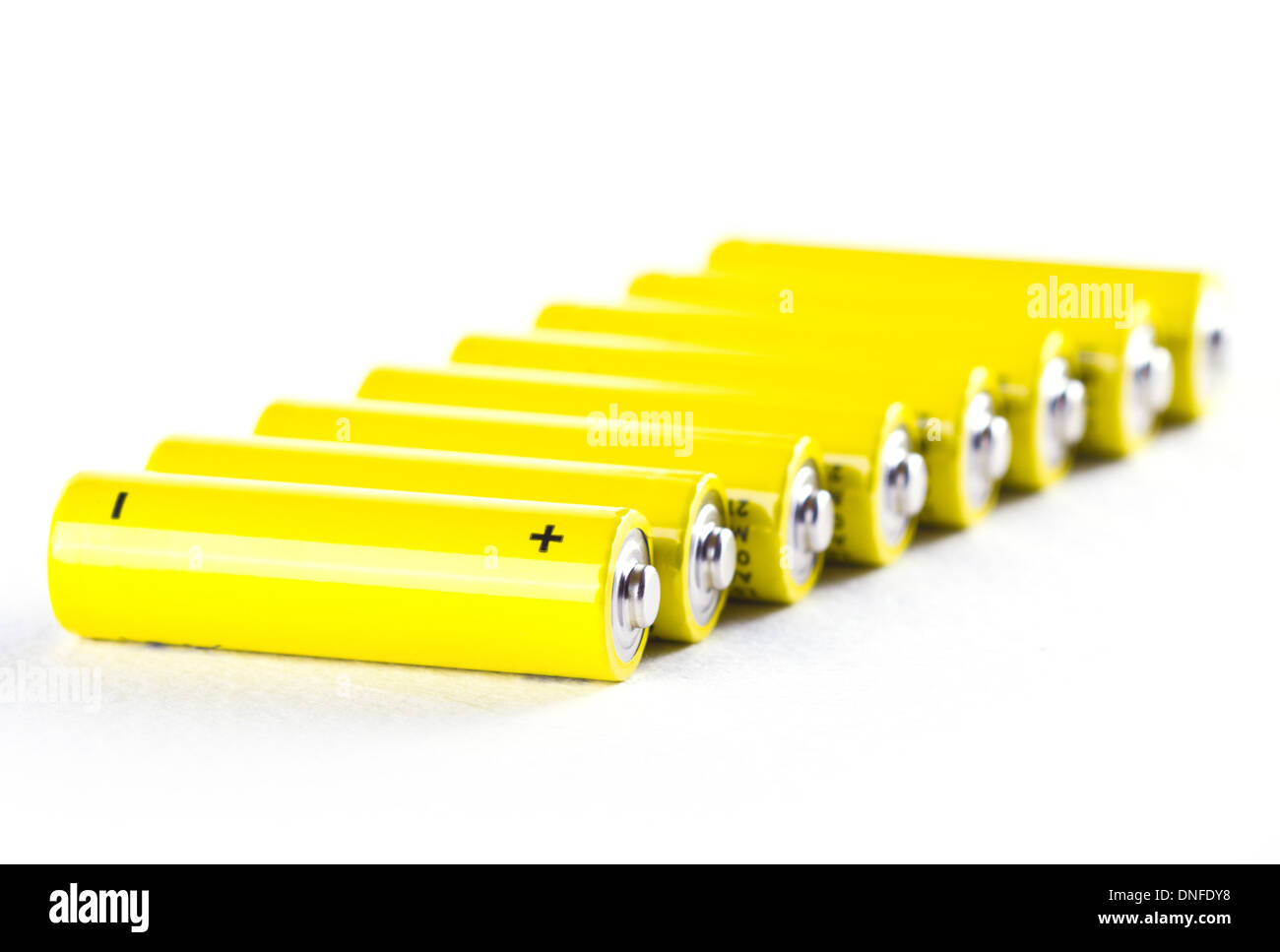 Pochi giallo le batterie di alimentazione su bianco Foto Stock