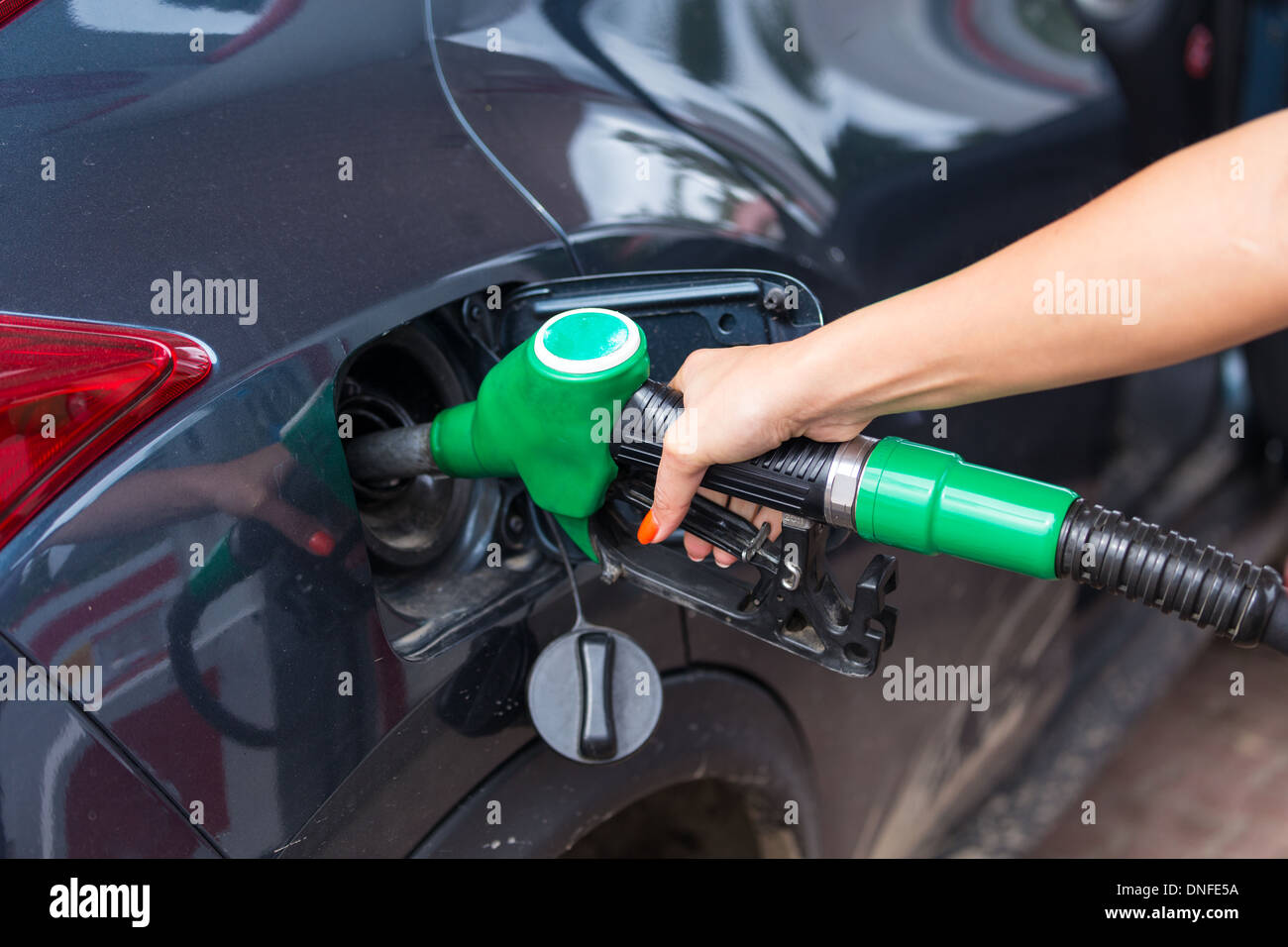 L'acquisto di benzina sulla stazione di carburante Foto Stock