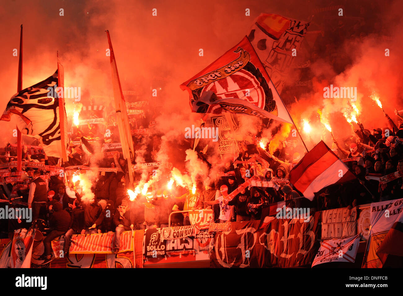 I tifosi di calcio tedesco Bundesliga Club FC Köln (Colonia) celebrano il loro team razzi di masterizzazione Foto Stock