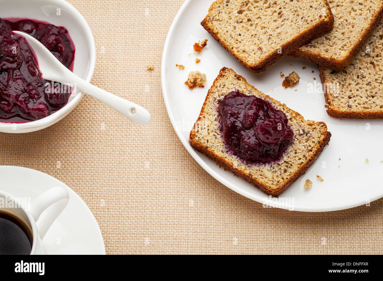 Concetto di colazione - fette di pane appena sfornato, senza glutine pane fatto con mandorle e farina di cocco e farina di lino Foto Stock