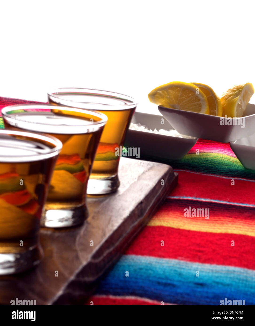 Scatti di Tequila con limone e sale. Messa a fuoco poco profonde sui limoni. Foto Stock