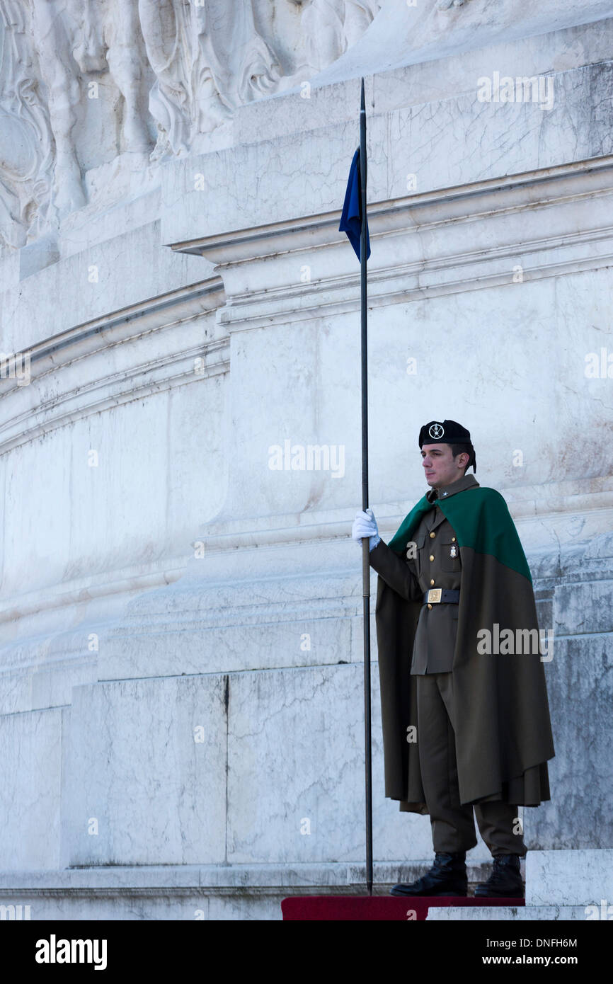 Guardia d'onore al Monumento Nazionale a Re Vittorio Emanuele II, Vittoriano o Altare della Patria, Roma, lazio, Italy Foto Stock