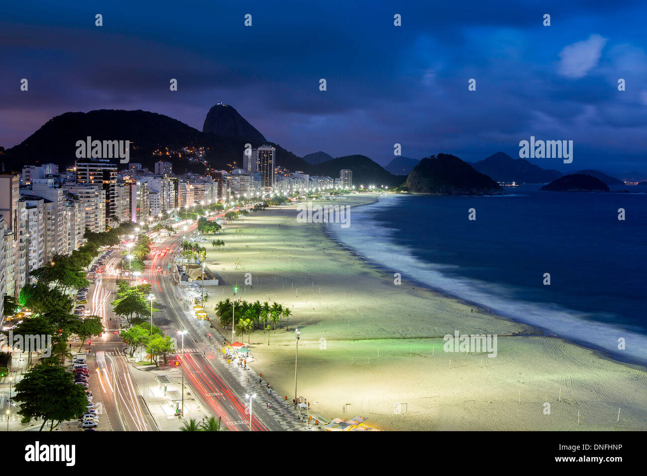 Spiaggia di Copacabana in notturna a Rio de Janeiro Foto Stock