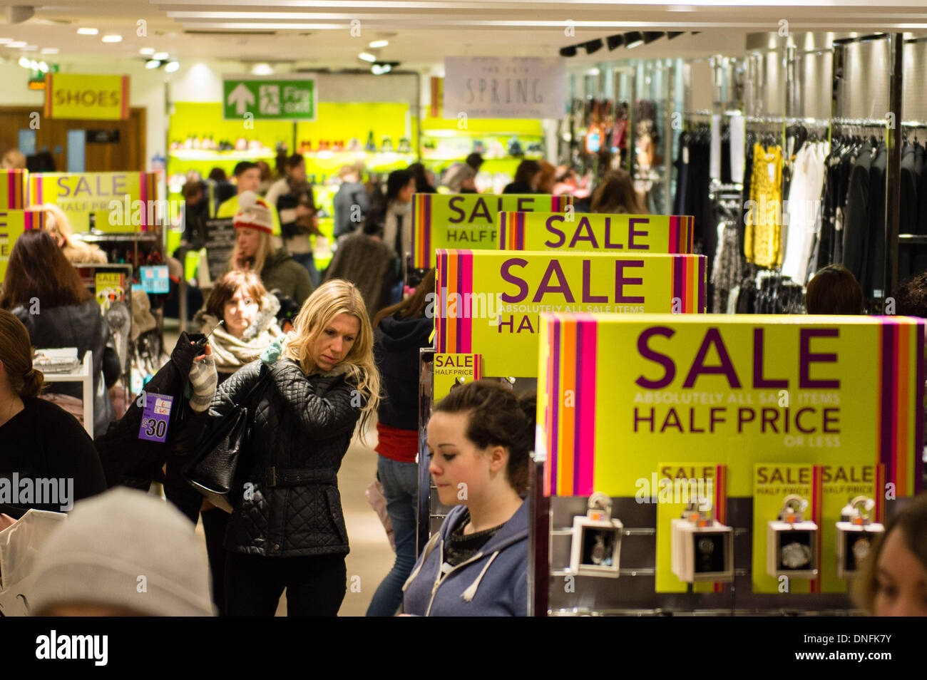 Aberystwyth, Wales, Regno Unito. Il 26 dicembre 2013. Oltre 300 persone in coda , alcuni già a partire dal 3am, a caccia di affari a Aberystwyth ramo del prossimo negozio di Boxing Day vendite. Lo store ha aperto le sue porte a 6am Photo credit: keith morris/Alamy Live News Foto Stock